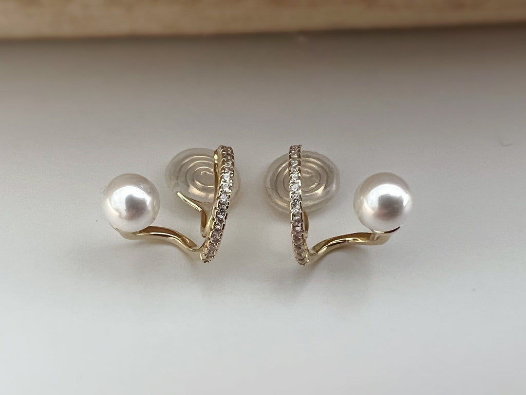SANS DOULEUR ! Boucles d'oreilles CLIPS U spirale Croix Mini Pierres Zircon Perle blanche 6mm, plaqué d'Or. Clips d'oreilles confortable.