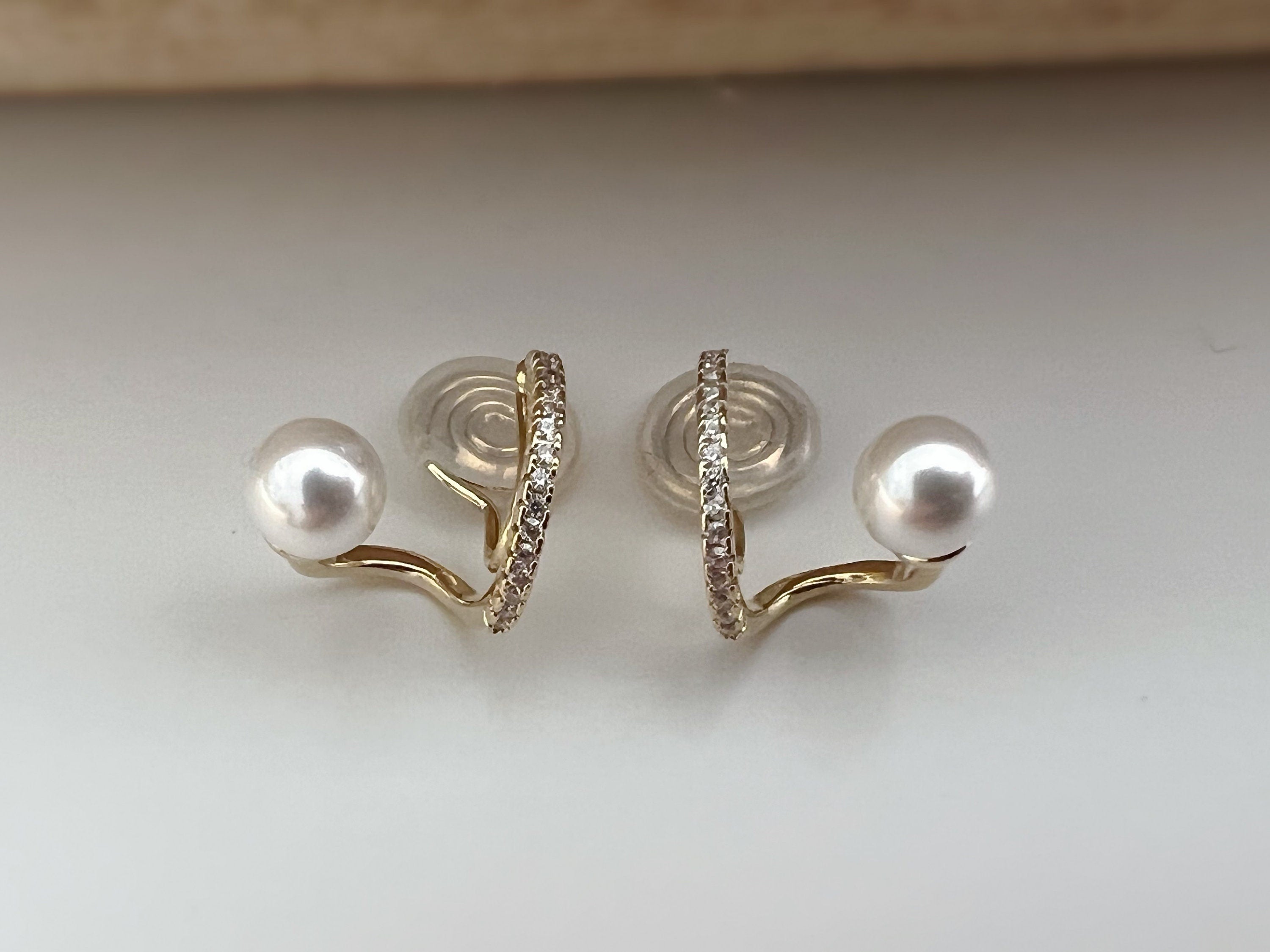 SANS DOULEUR ! Boucles d'oreilles CLIPS U spirale Croix Mini Pierres Zircon Perle blanche 6mm, plaqué d'Or. Clips d'oreilles confortable.