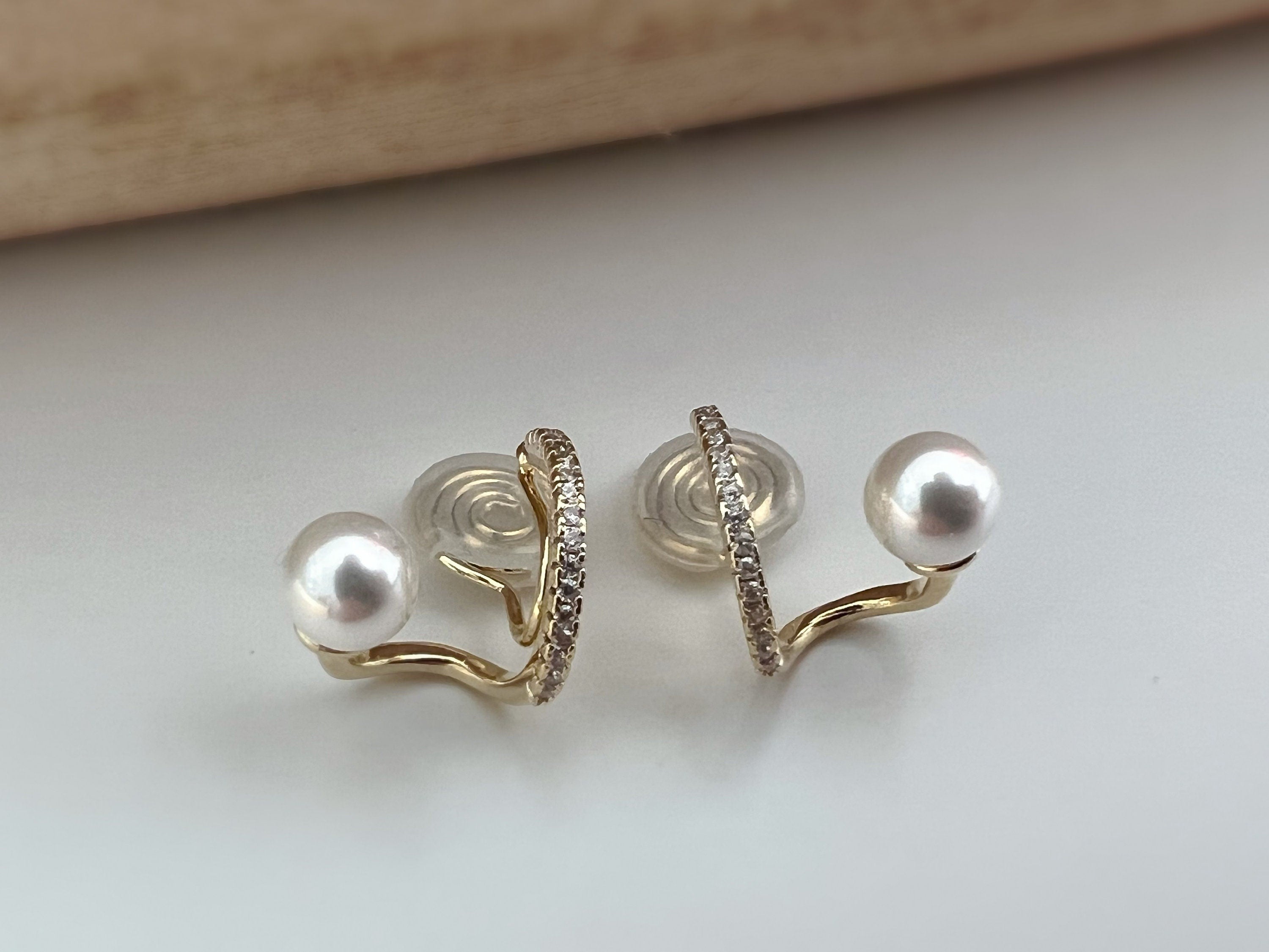 SANS DOULEUR ! Boucles d'oreilles CLIPS U spirale Croix Mini Pierres Zircon Perle blanche 6mm, plaqué d'Or. Clips d'oreilles confortable.