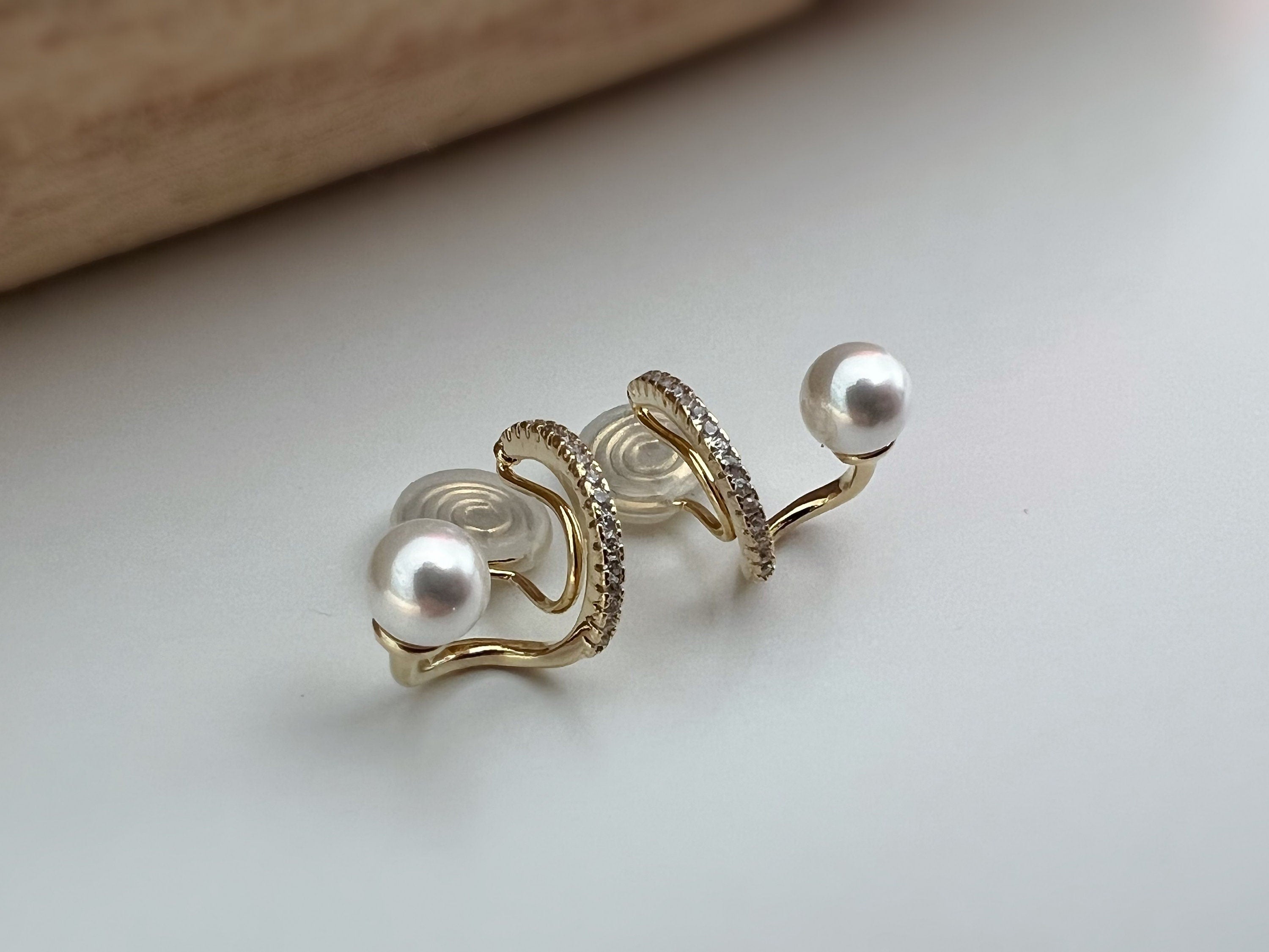 SANS DOULEUR ! Boucles d'oreilles CLIPS U spirale Croix Mini Pierres Zircon Perle blanche 6mm, plaqué d'Or. Clips d'oreilles confortable.