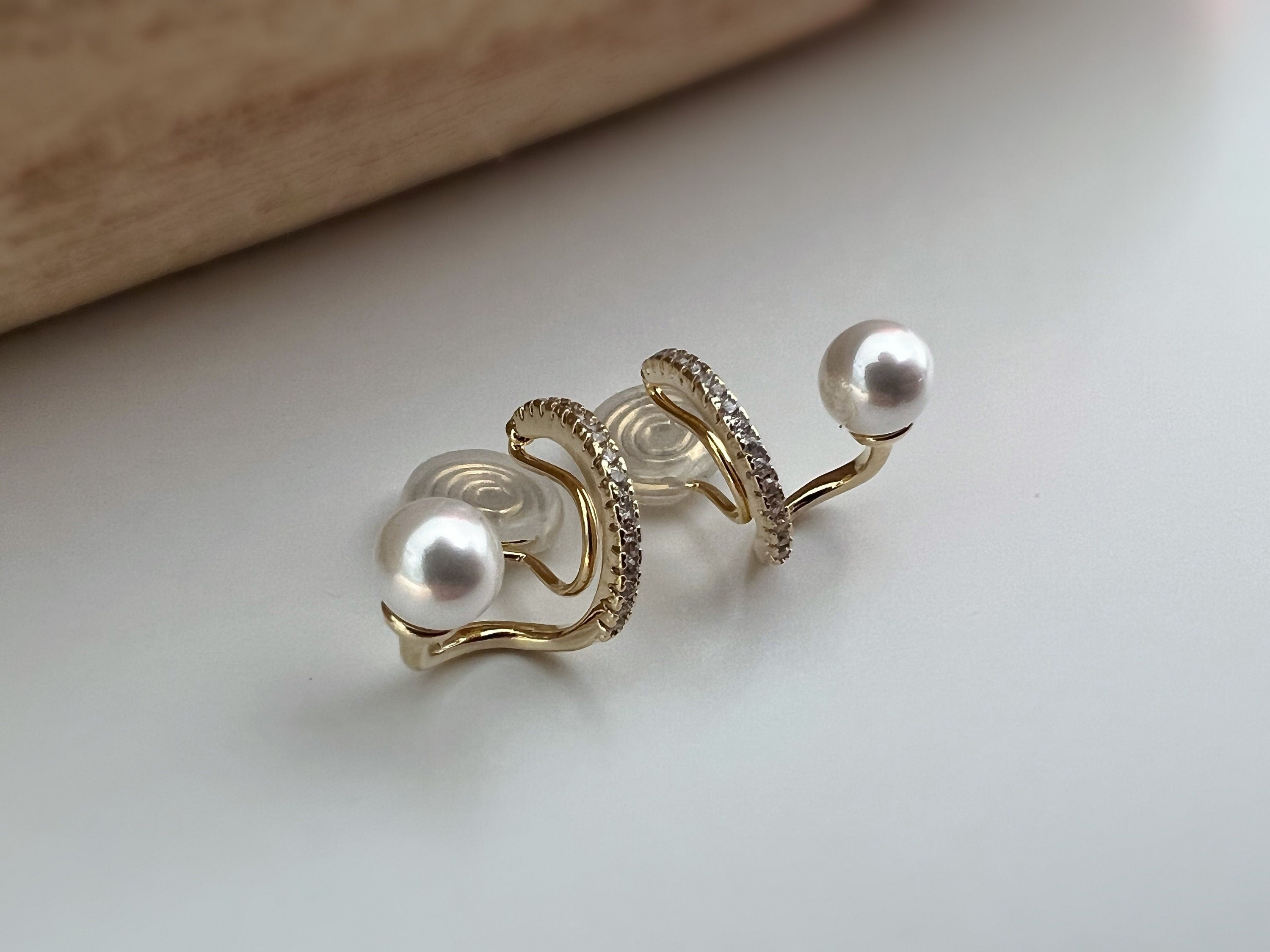 SANS DOULEUR ! Boucles d'oreilles CLIPS U spirale Croix Mini Pierres Zircon Perle blanche 6mm, plaqué d'Or. Clips d'oreilles confortable.