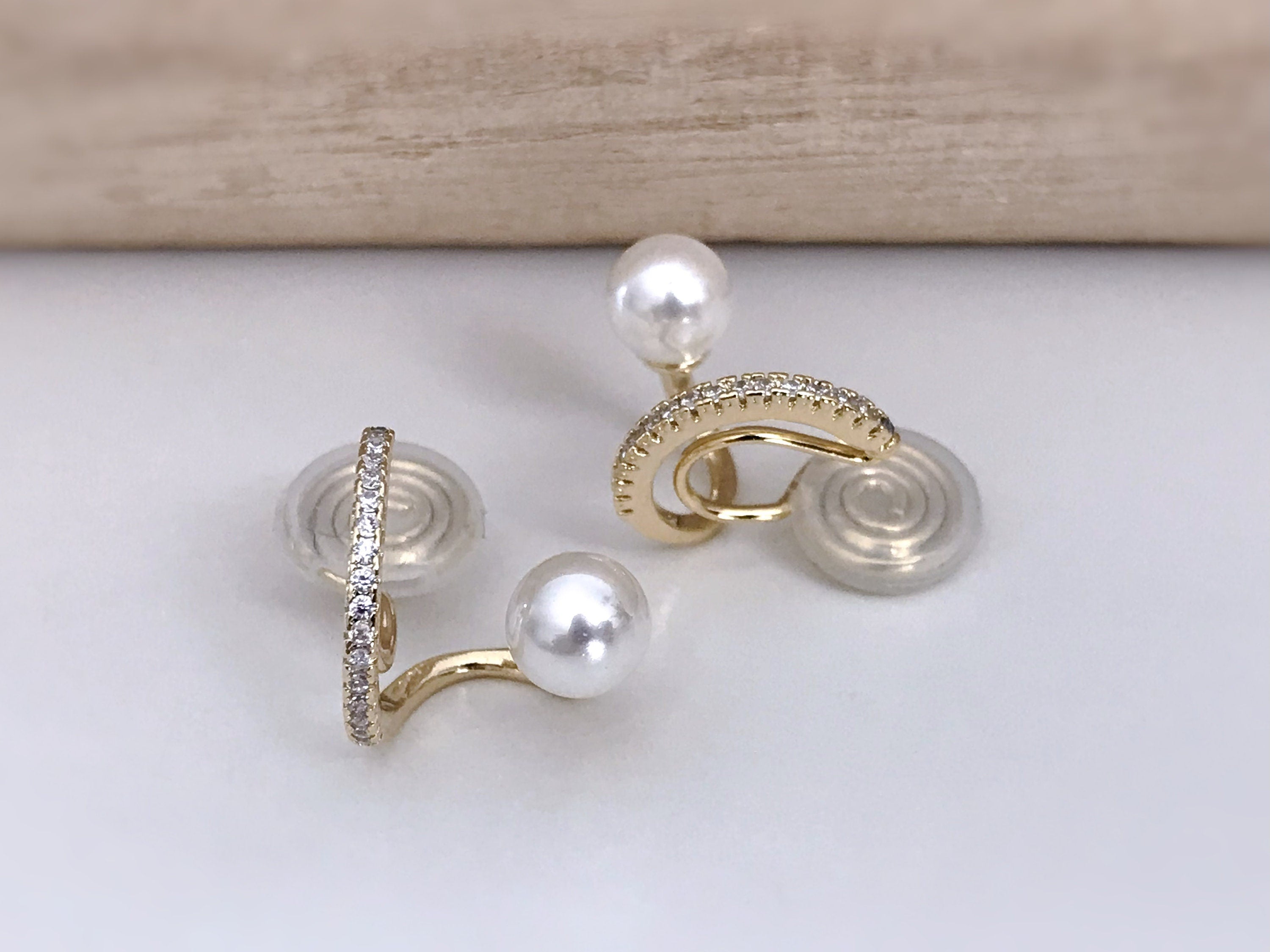 SANS DOULEUR ! Boucles d'oreilles CLIPS U spirale Croix Mini Pierres Zircon Perle blanche 6mm, plaqué d'Or. Clips d'oreilles confortable.