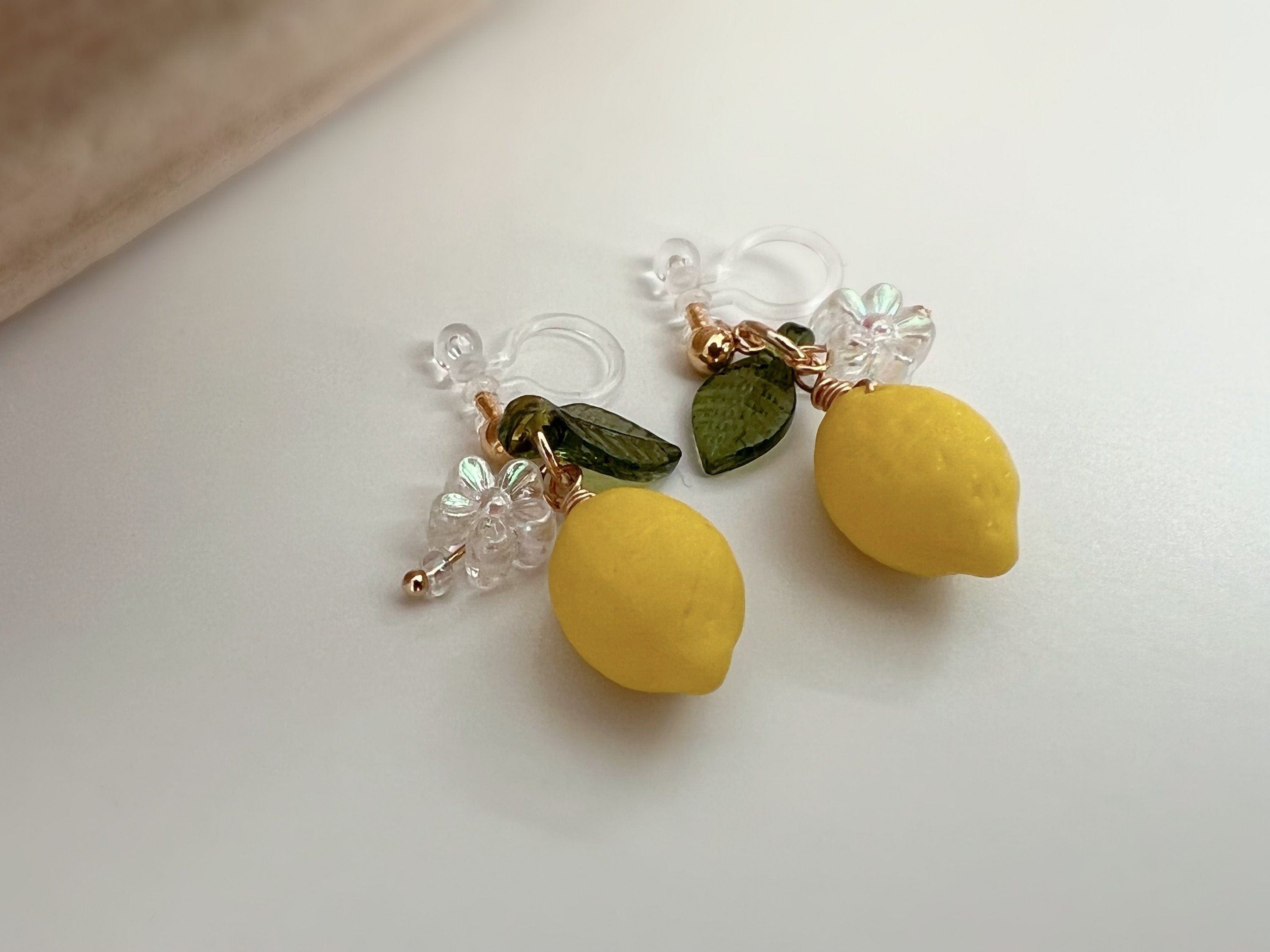 Sweet Citron jaune Feuille verte Mini fleur Transparente. Clips d'oreilles invisibles doré, Oreilles non percée, prêt à offrir