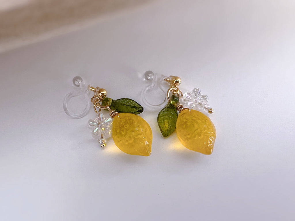 Sweet Citron jaune Feuille verte Mini fleur Transparente. Clips d'oreilles invisibles doré, Oreilles non percée, prêt à offrir