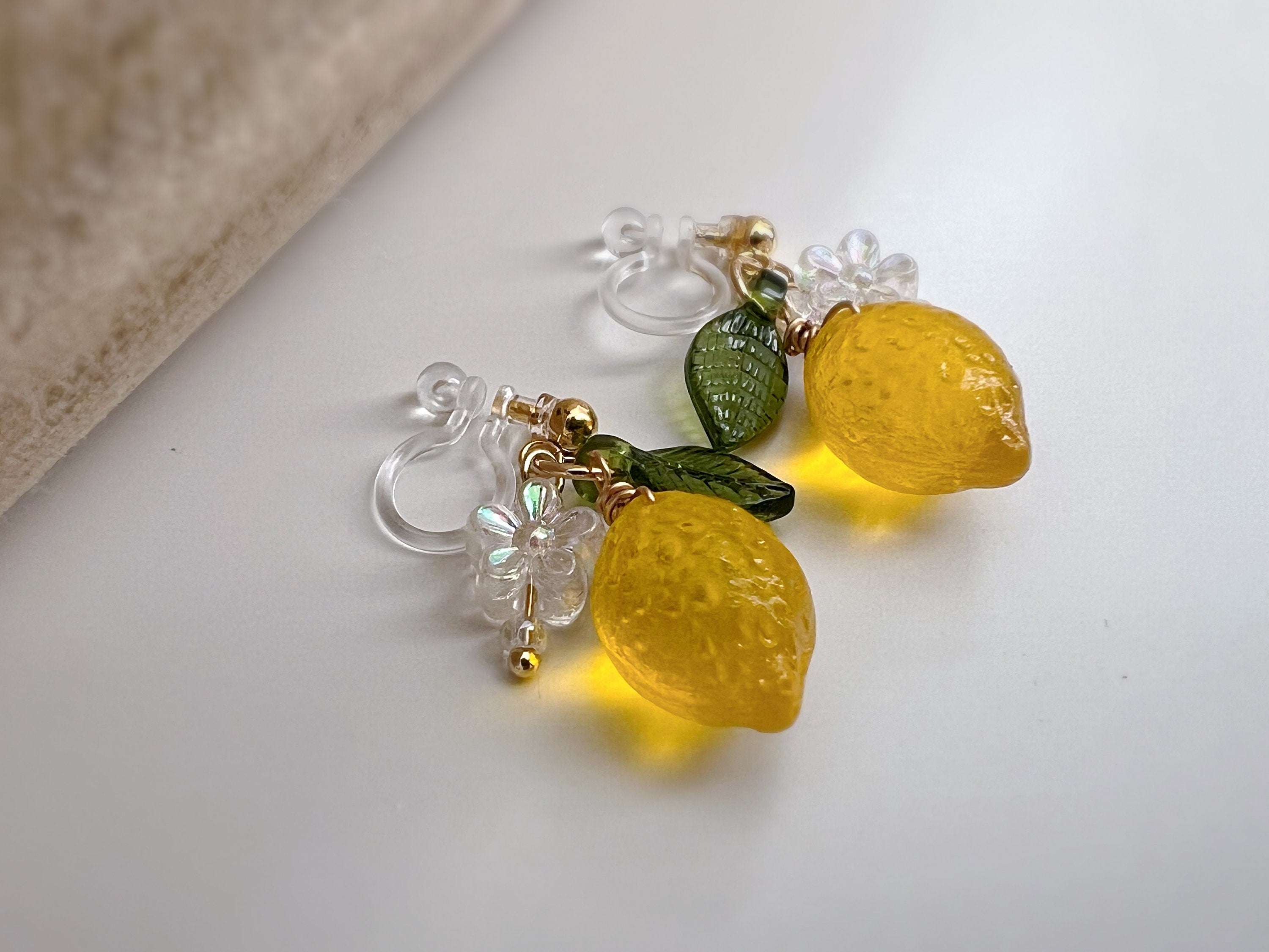 Sweet Citron jaune Feuille verte Mini fleur Transparente. Clips d'oreilles invisibles doré, Oreilles non percée, prêt à offrir
