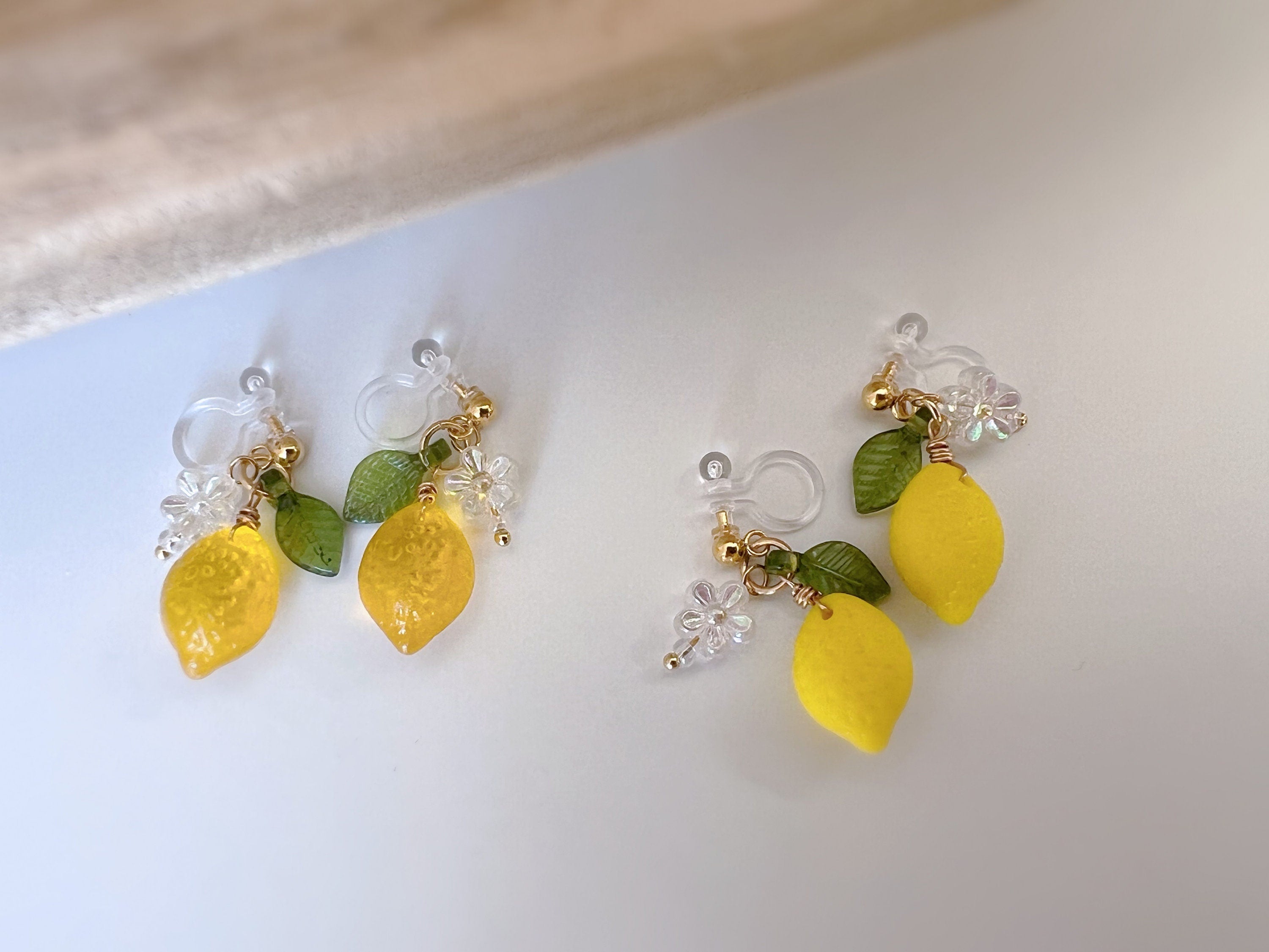 Sweet Citron jaune Feuille verte Mini fleur Transparente. Clips d'oreilles invisibles doré, Oreilles non percée, prêt à offrir