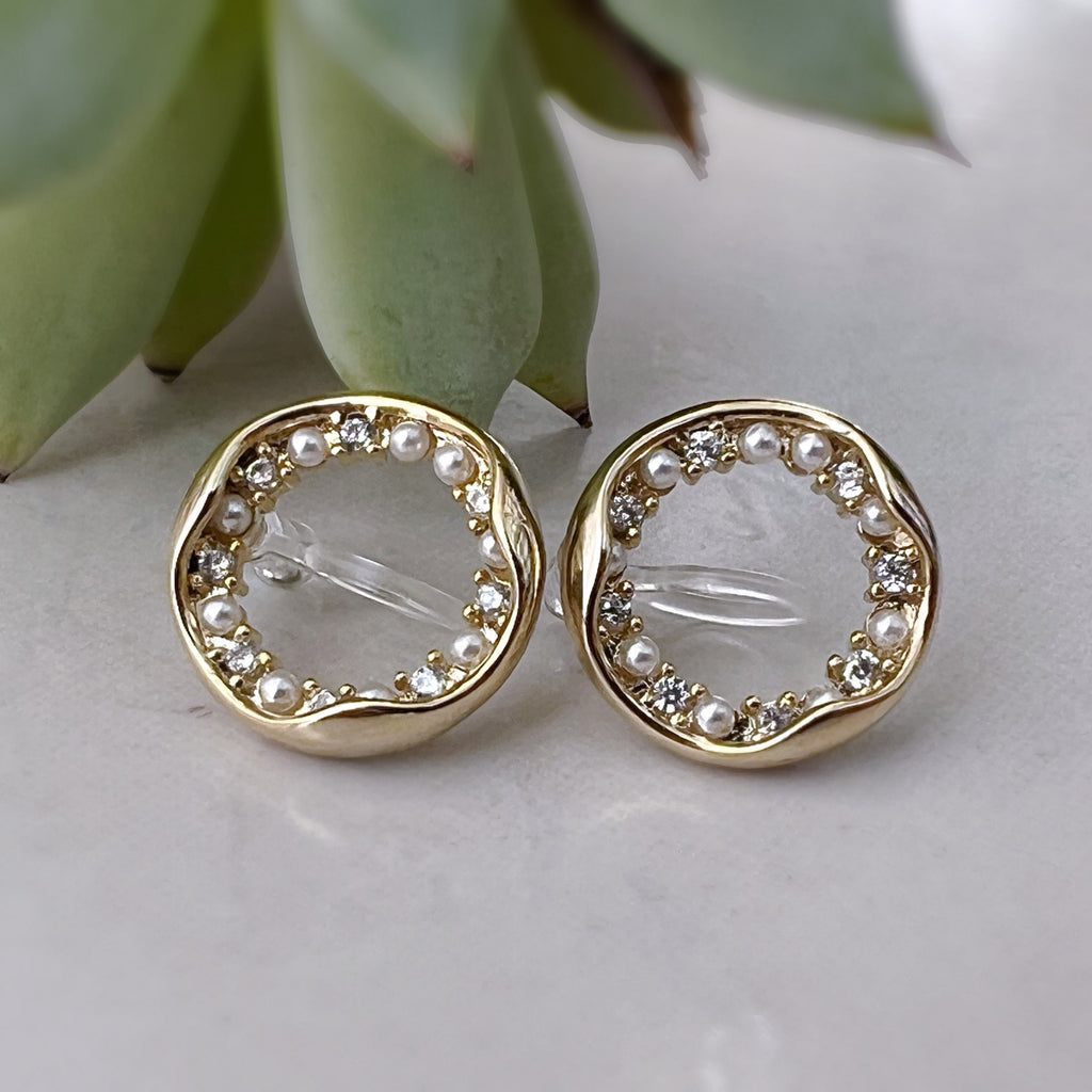 Boucles d'oreilles Clips INVISIBLES Cercle Or Mini perle blanche et zircon, Clips d'oreilles confortable bijoux minimaliste quotidien.