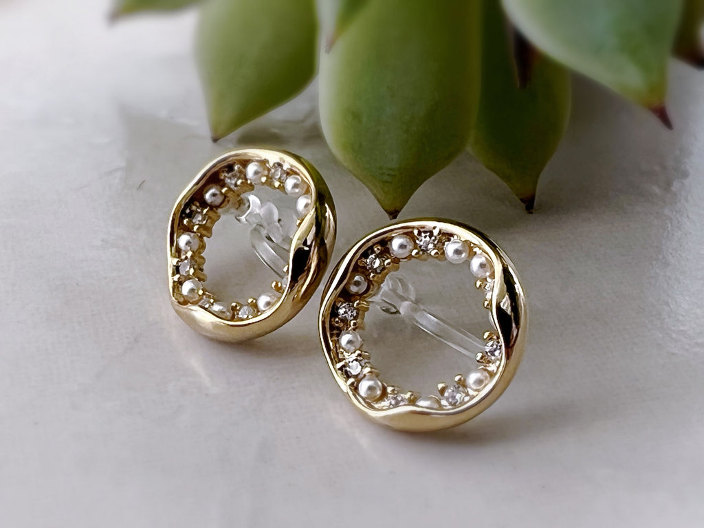 Boucles d'oreilles Clips INVISIBLES Cercle Or Mini perle blanche et zircon, Clips d'oreilles confortable bijoux minimaliste quotidien.