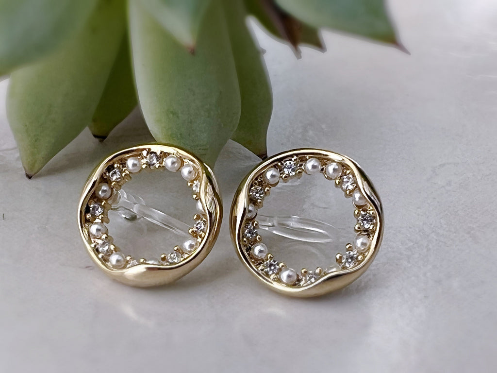 Boucles d'oreilles Clips INVISIBLES Cercle Or Mini perle blanche et zircon, Clips d'oreilles confortable bijoux minimaliste quotidien.