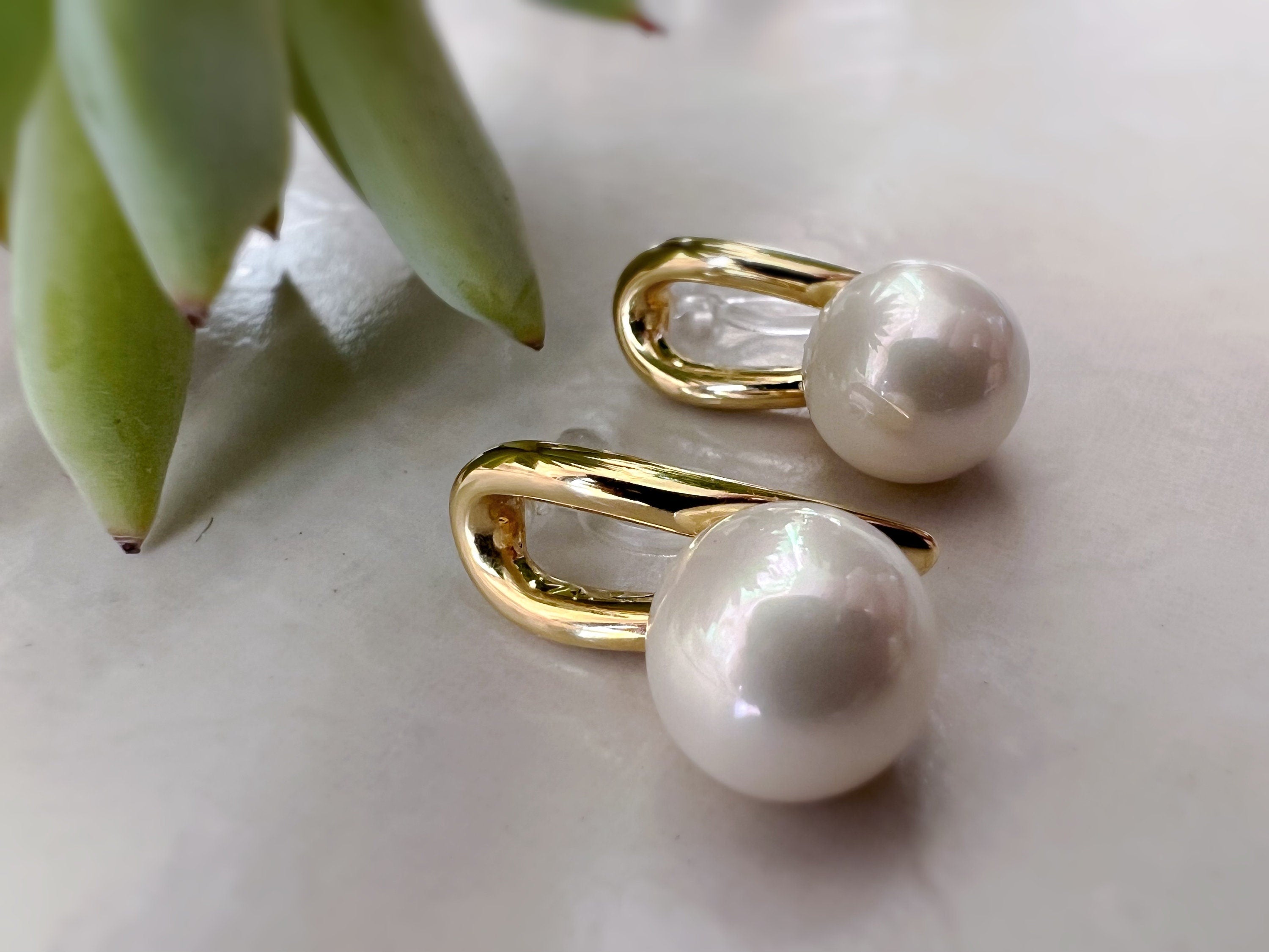 Boucles d'oreilles CLIPS invisible couleur Or grande perle blanche, Clips d'oreilles délicat.