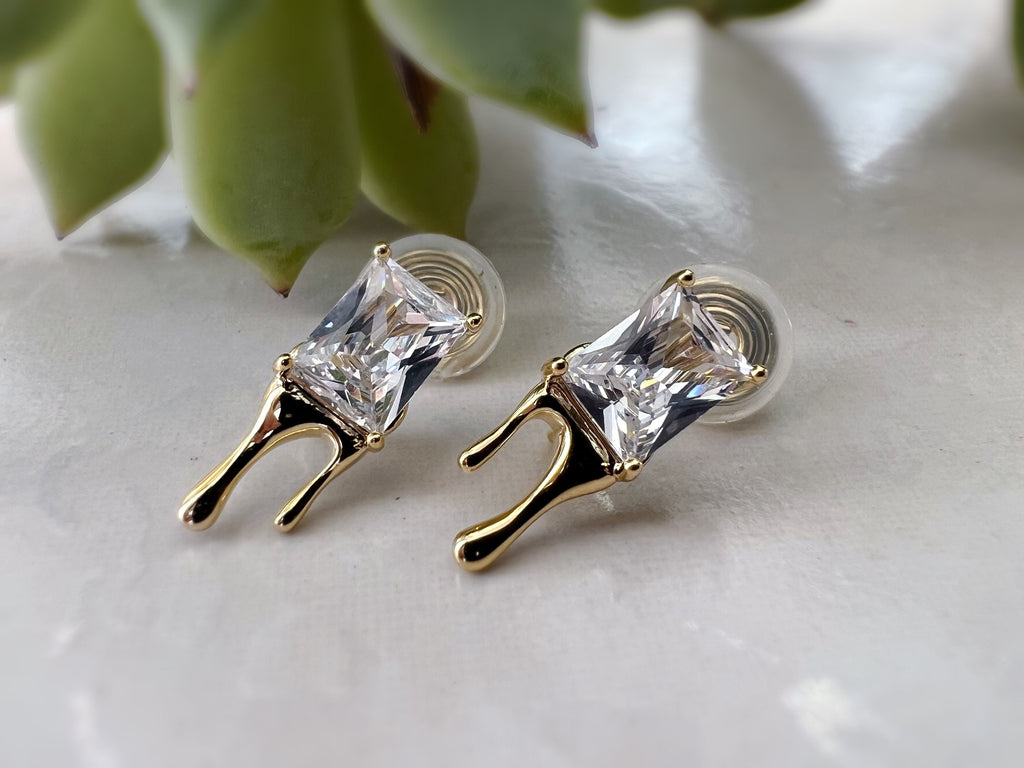 Clips d'oreilles indolores en Zircon cubique Goutte de lave. Clips d'oreilles confortable Délicates. Prêt à offrir.