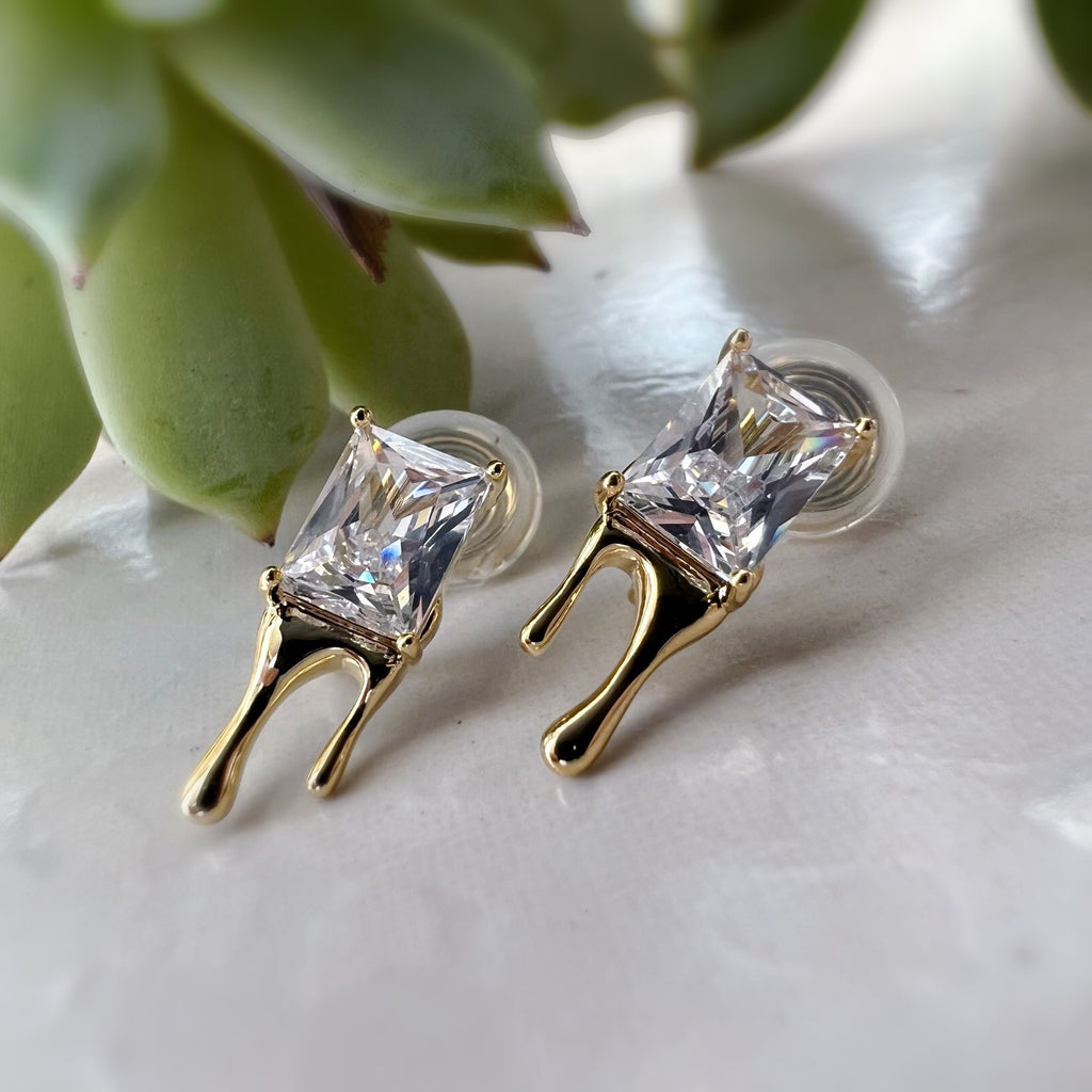 Clips d'oreilles indolores en Zircon cubique Goutte de lave. Clips d'oreilles confortable Délicates. Prêt à offrir.