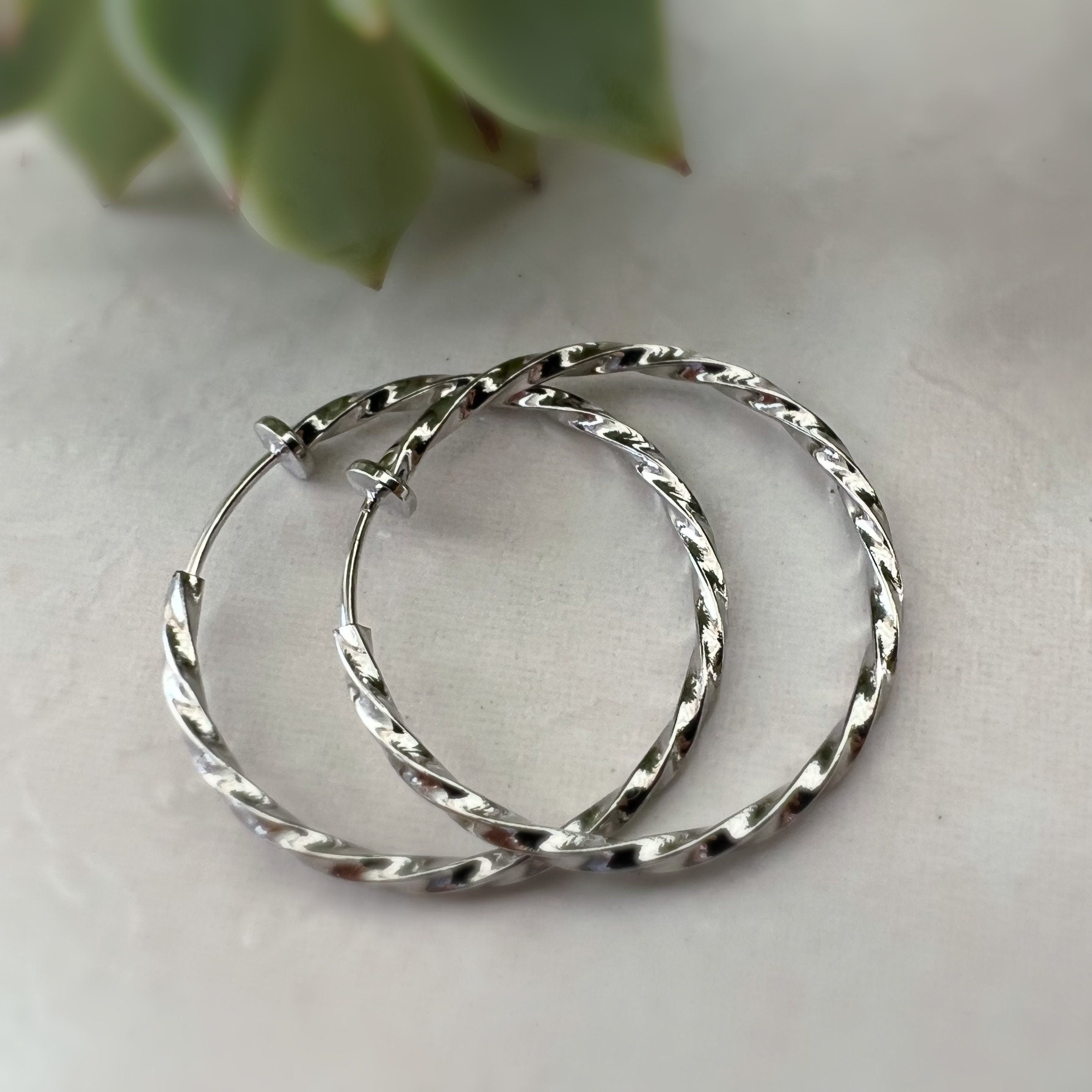 30mm Créoles Torsadés Anneaux Vrillés , fil carré diamètre 1.5mm, Boucles d'oreille CLIPS anneaux argenté, oreilles non percées, Anneaux 3cm