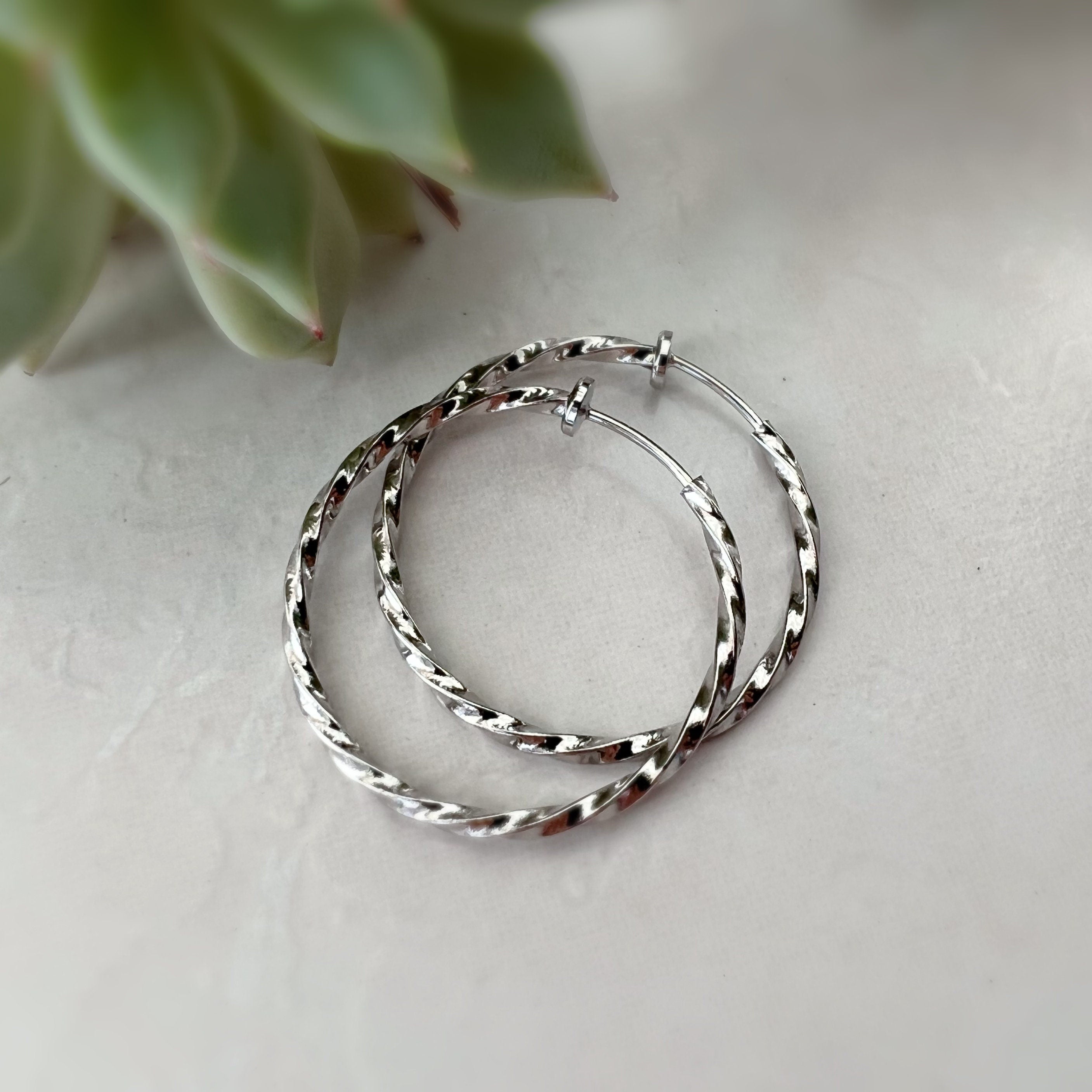 30mm Créoles Torsadés Anneaux Vrillés , fil carré diamètre 1.5mm, Boucles d'oreille CLIPS anneaux argenté, oreilles non percées, Anneaux 3cm