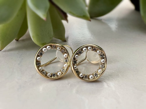 SANS DOULEUR ! Boucles d'oreilles CLIPS U Cercle Mini Pierres Zircon Perle blanche Rond plaqué d'Or. Clips d'oreilles confortable.