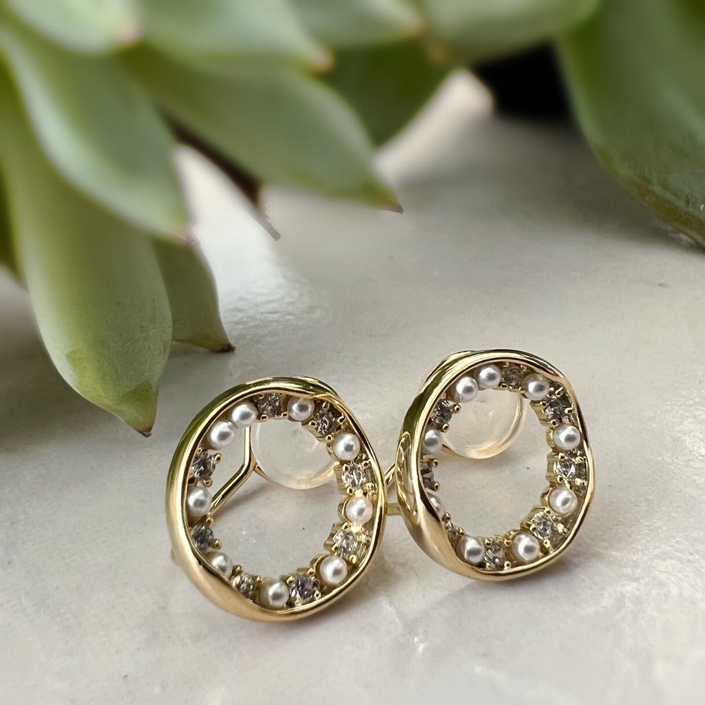 SANS DOULEUR ! Boucles d'oreilles CLIPS U Cercle Mini Pierres Zircon Perle blanche Rond plaqué d'Or. Clips d'oreilles confortable.