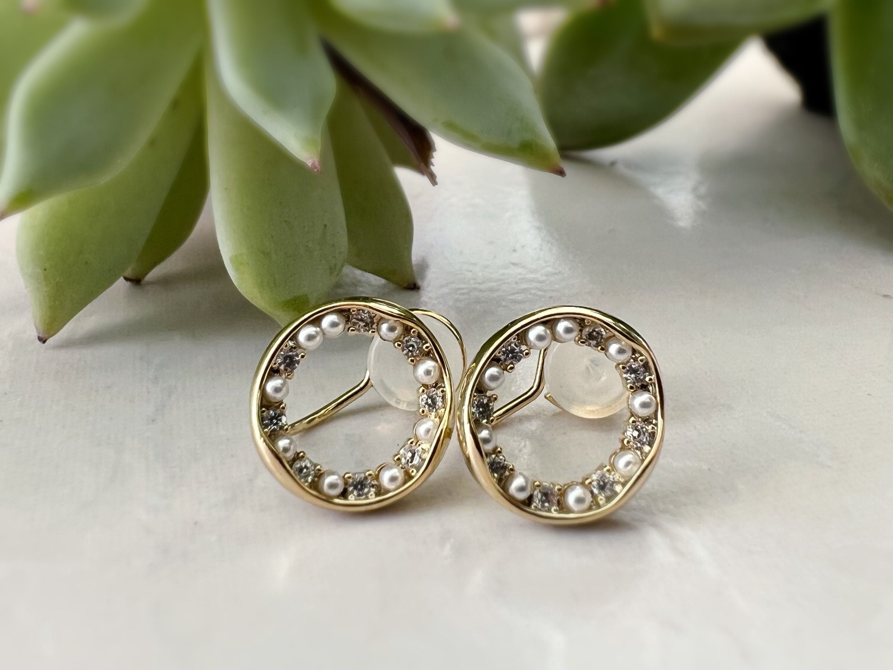 SANS DOULEUR ! Boucles d'oreilles CLIPS U Cercle Mini Pierres Zircon Perle blanche Rond plaqué d'Or. Clips d'oreilles confortable.
