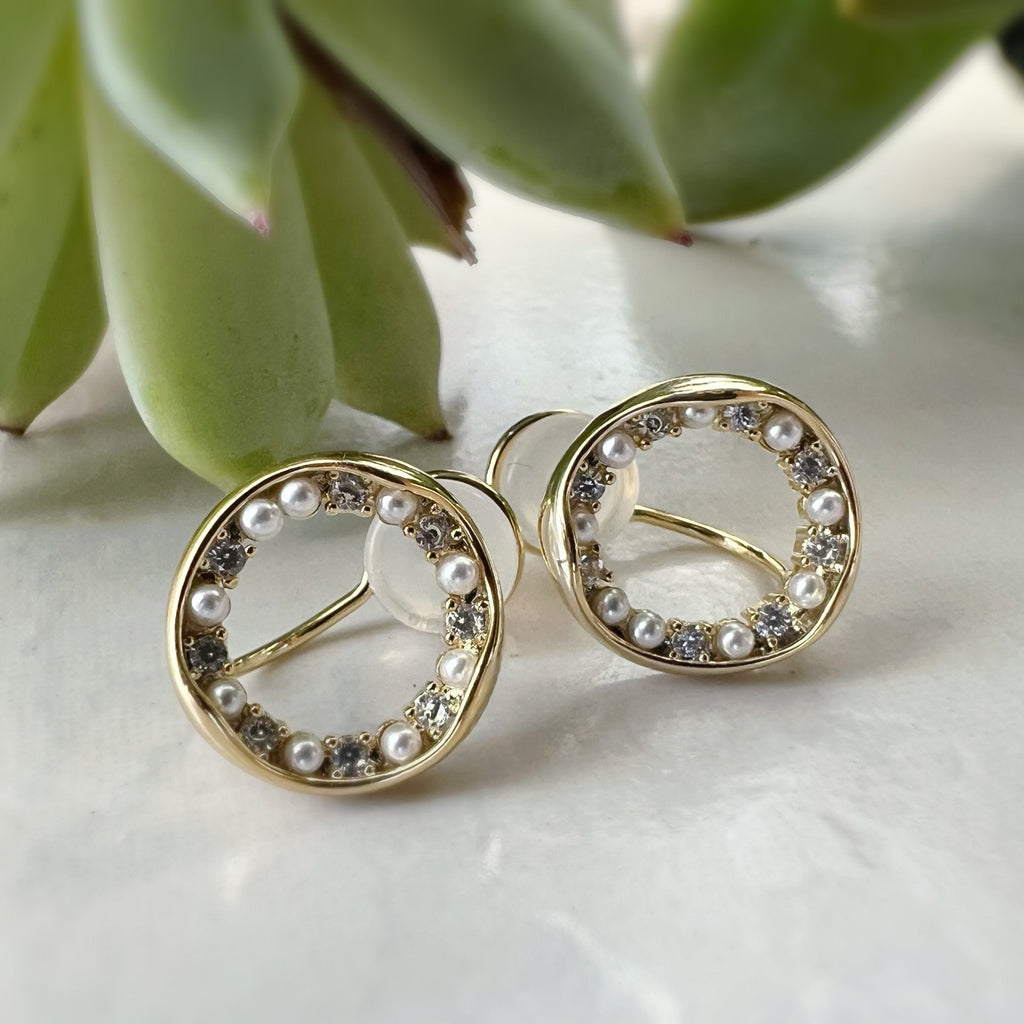 SANS DOULEUR ! Boucles d'oreilles CLIPS U Cercle Mini Pierres Zircon Perle blanche Rond plaqué d'Or. Clips d'oreilles confortable.
