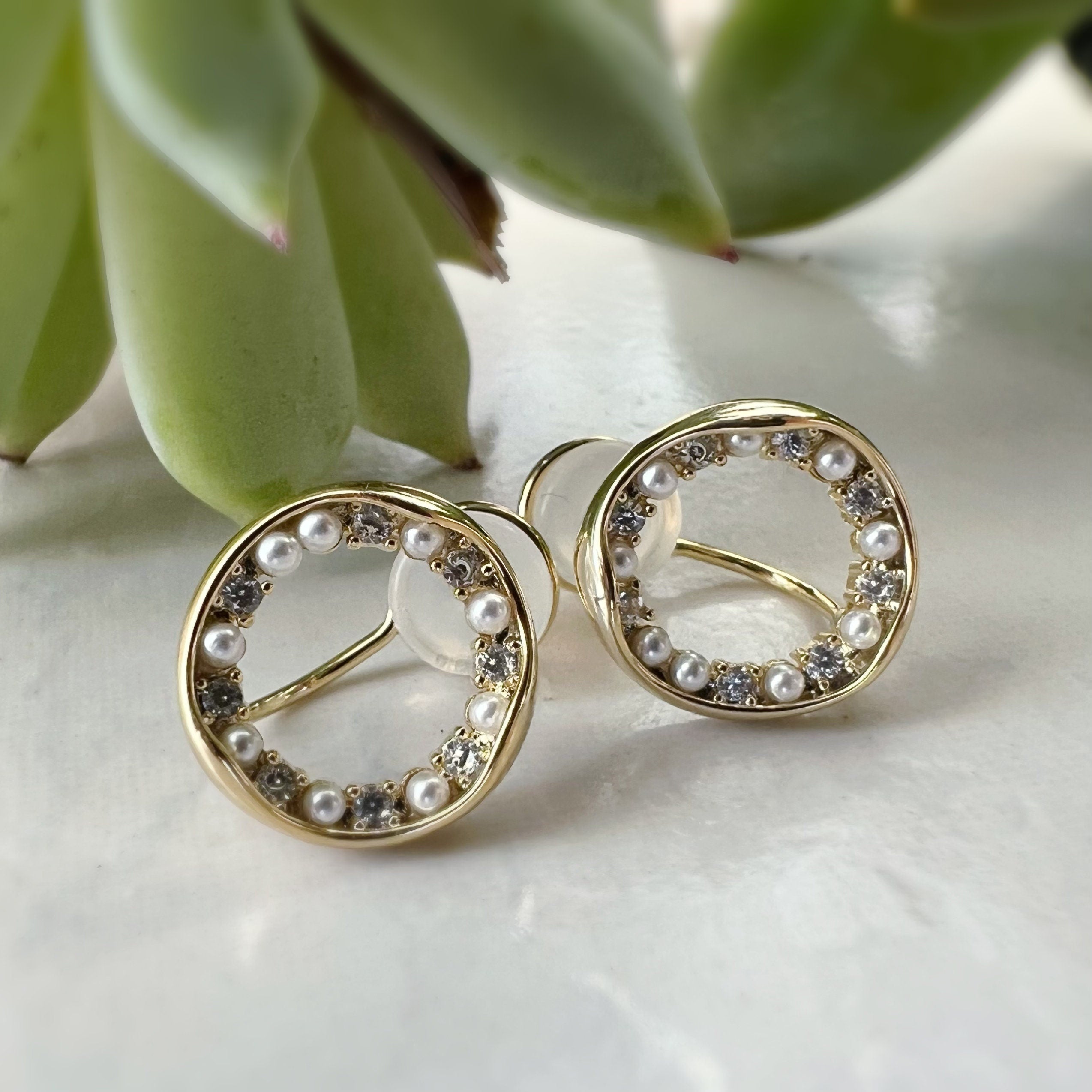 SANS DOULEUR ! Boucles d'oreilles CLIPS U Cercle Mini Pierres Zircon Perle blanche Rond plaqué d'Or. Clips d'oreilles confortable.