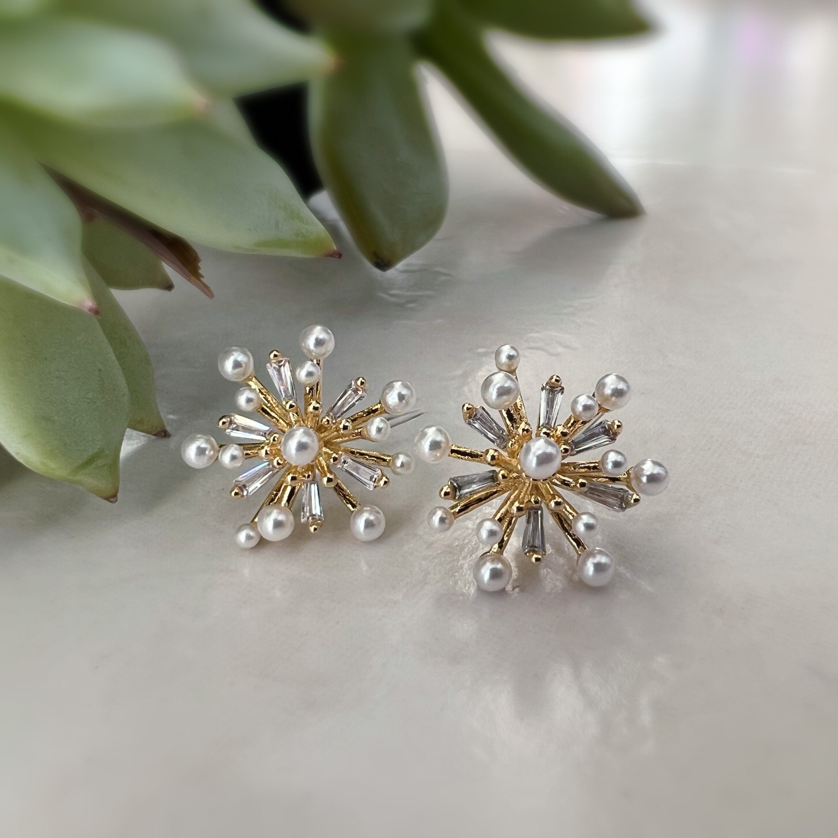 Clips d'oreilles Grandes fleurs dorée avec zircon transparent, mini perles blanches. CLIPS Invisible délicat quotidien confortable