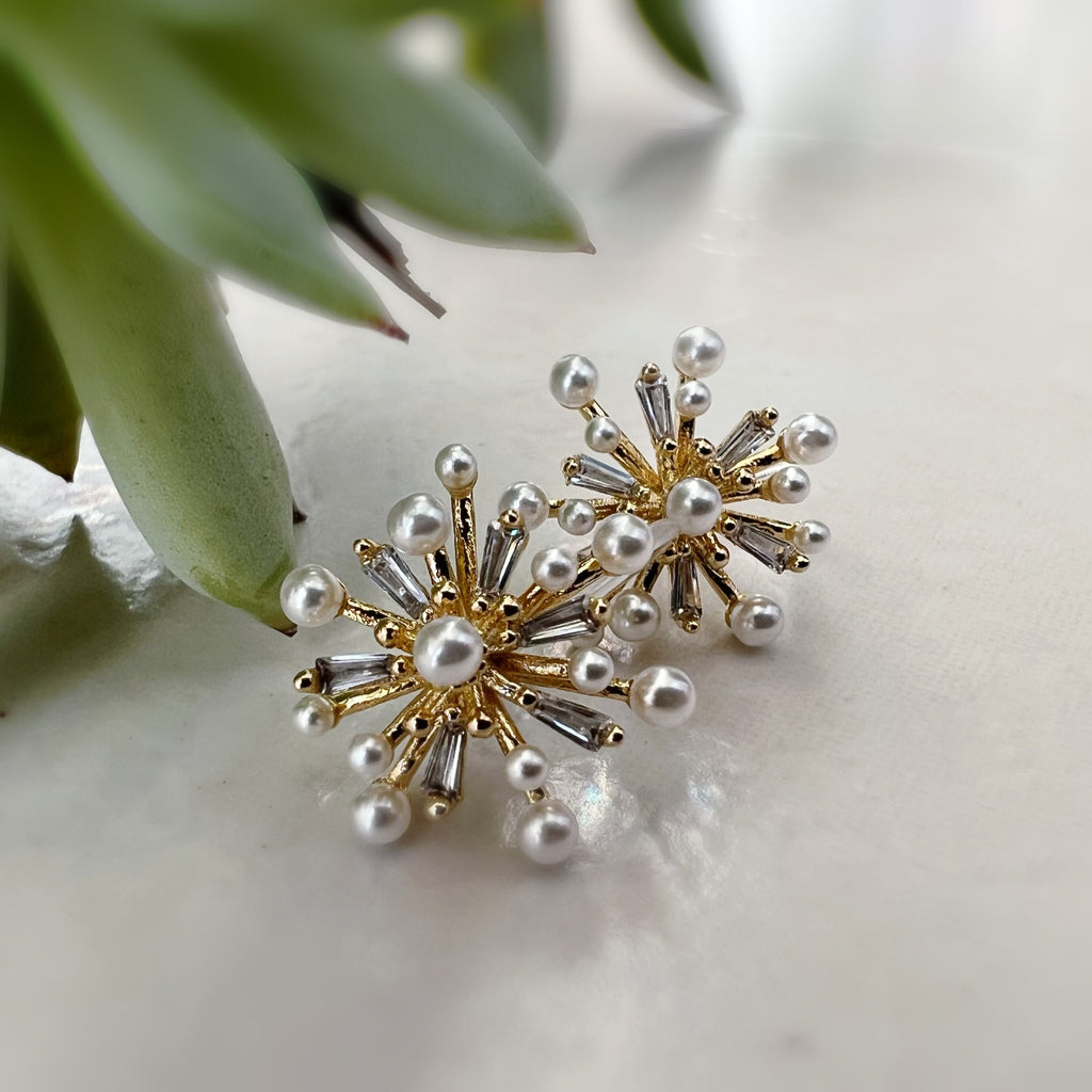 Clips d'oreilles Grandes fleurs dorée avec zircon transparent, mini perles blanches. CLIPS Invisible délicat quotidien confortable