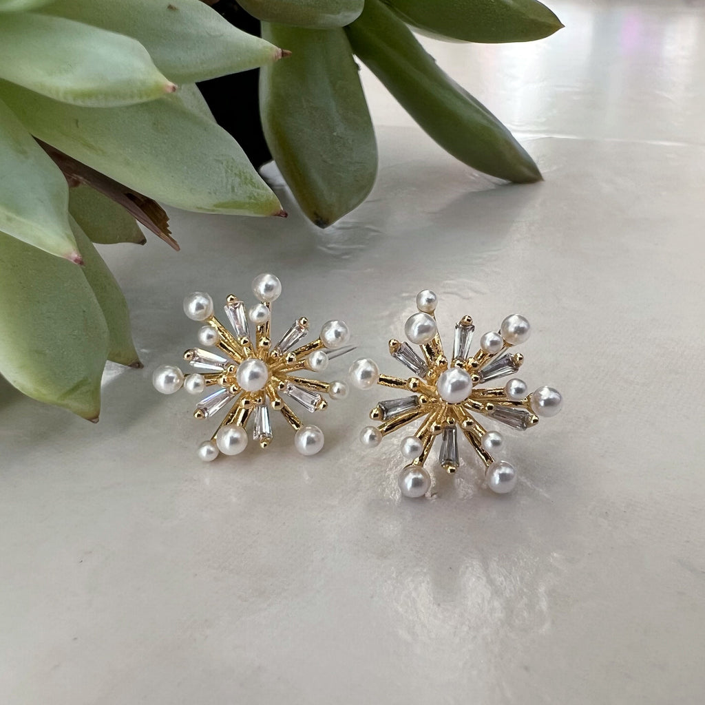 Clips d'oreilles Grandes fleurs dorée avec zircon transparent, mini perles blanches. CLIPS Invisible délicat quotidien confortable