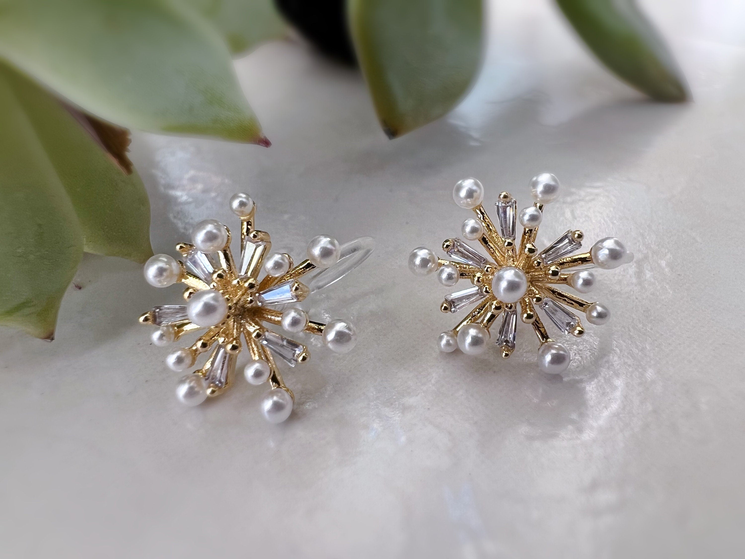 Clips d'oreilles Grandes fleurs dorée avec zircon transparent, mini perles blanches. CLIPS Invisible délicat quotidien confortable