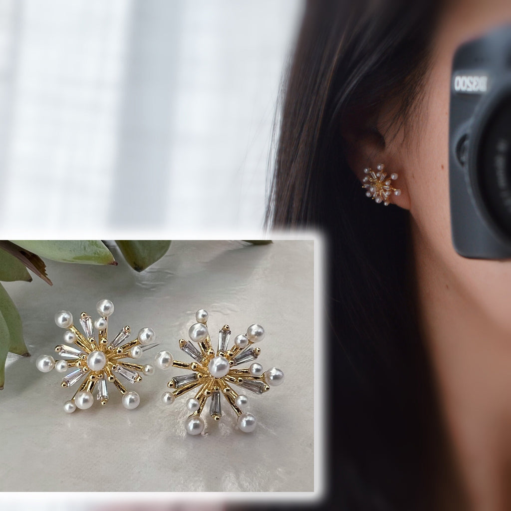 Clips d'oreilles Grandes fleurs dorée avec zircon transparent, mini perles blanches. CLIPS Invisible délicat quotidien confortable