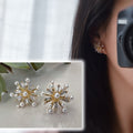 Clips d'oreilles Grandes fleurs dorée avec zircon transparent, mini perles blanches. CLIPS Invisible délicat quotidien confortable
