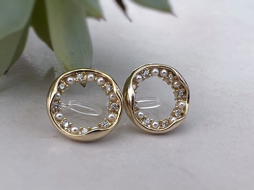 Boucles d'oreilles Clips INVISIBLES Cercle Or Mini perle blanche et zircon, Clips d'oreilles confortable bijoux minimaliste quotidien.