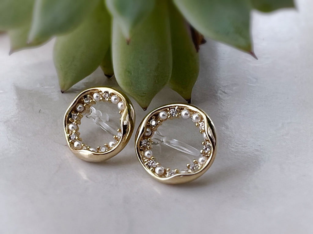 Boucles d'oreilles Clips INVISIBLES Cercle Or Mini perle blanche et zircon, Clips d'oreilles confortable bijoux minimaliste quotidien.