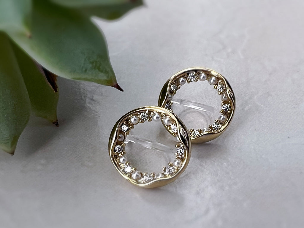 Boucles d'oreilles Clips INVISIBLES Cercle Or Mini perle blanche et zircon, Clips d'oreilles confortable bijoux minimaliste quotidien.