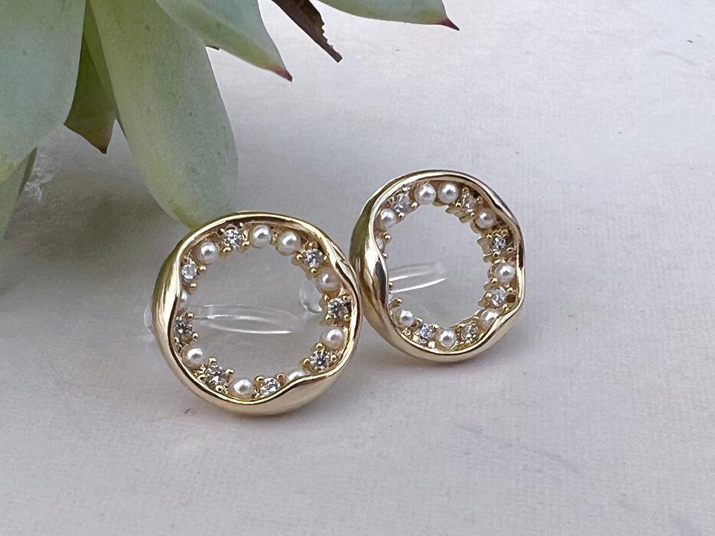 Boucles d'oreilles Clips INVISIBLES Cercle Or Mini perle blanche et zircon, Clips d'oreilles confortable bijoux minimaliste quotidien.