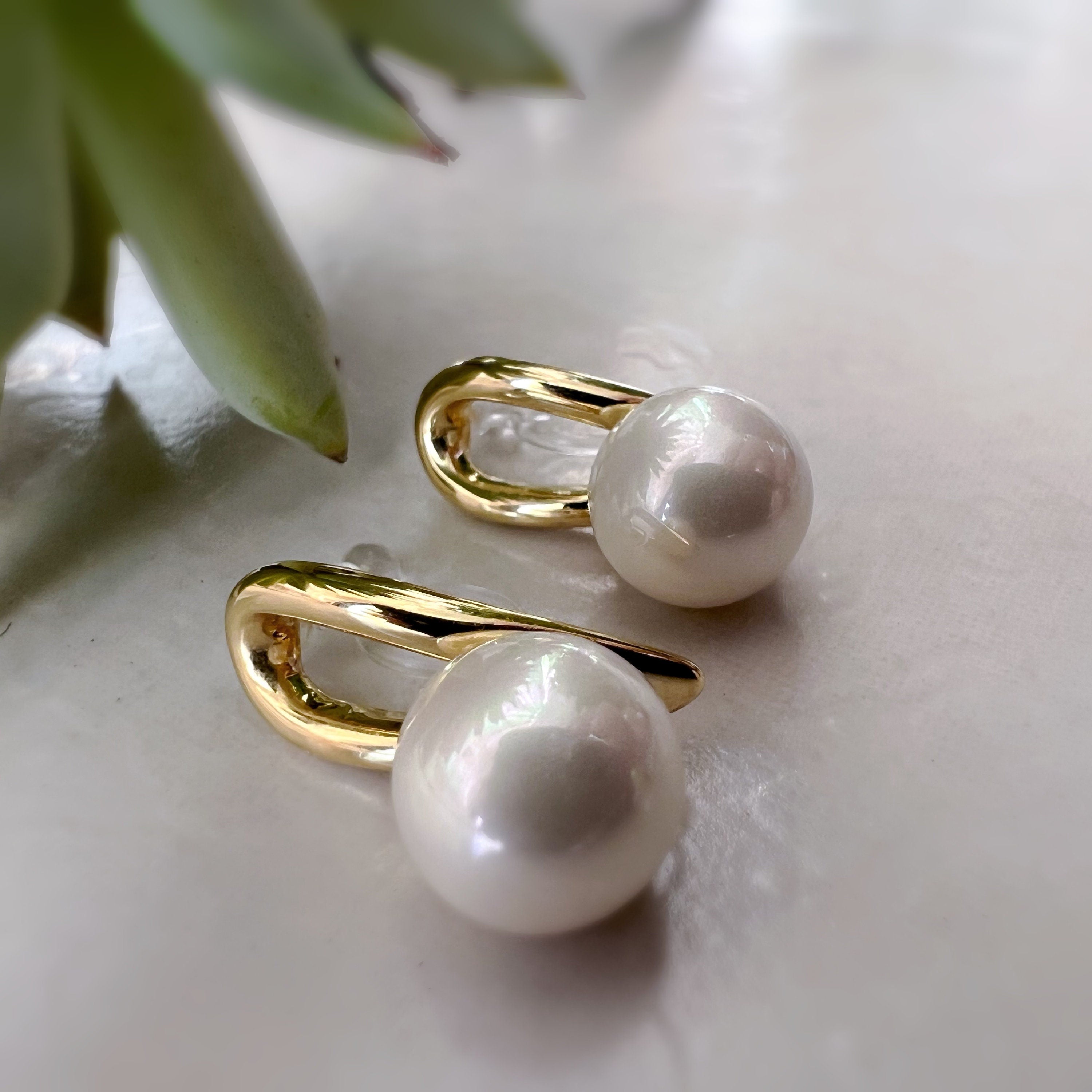 Boucles d'oreilles CLIPS invisible couleur Or grande perle blanche, Clips d'oreilles délicat.
