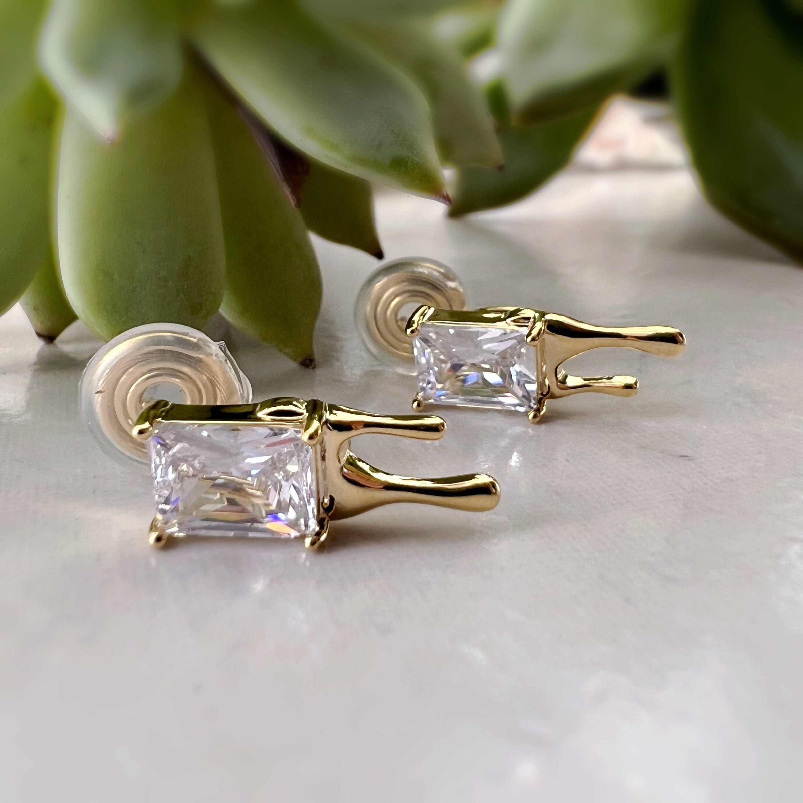 Clips d'oreilles indolores en Zircon cubique Goutte de lave. Clips d'oreilles confortable Délicates. Prêt à offrir.