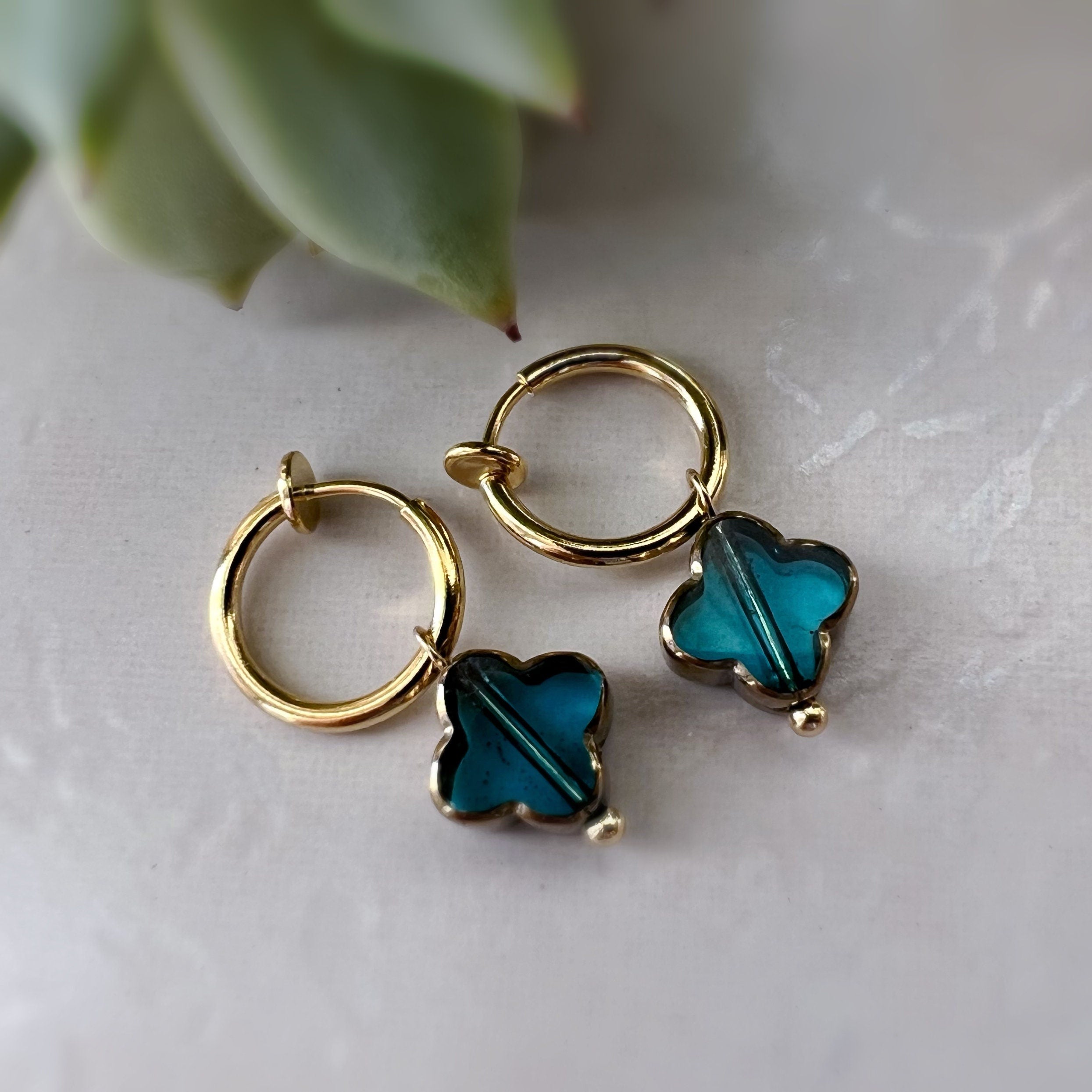 2-IN-1 Ear Clips CLIPS Gold Twisted Hoop Rings with Blue Glass Four Leaf Clover Bead Daily Jewelry Hoops 1.3cm