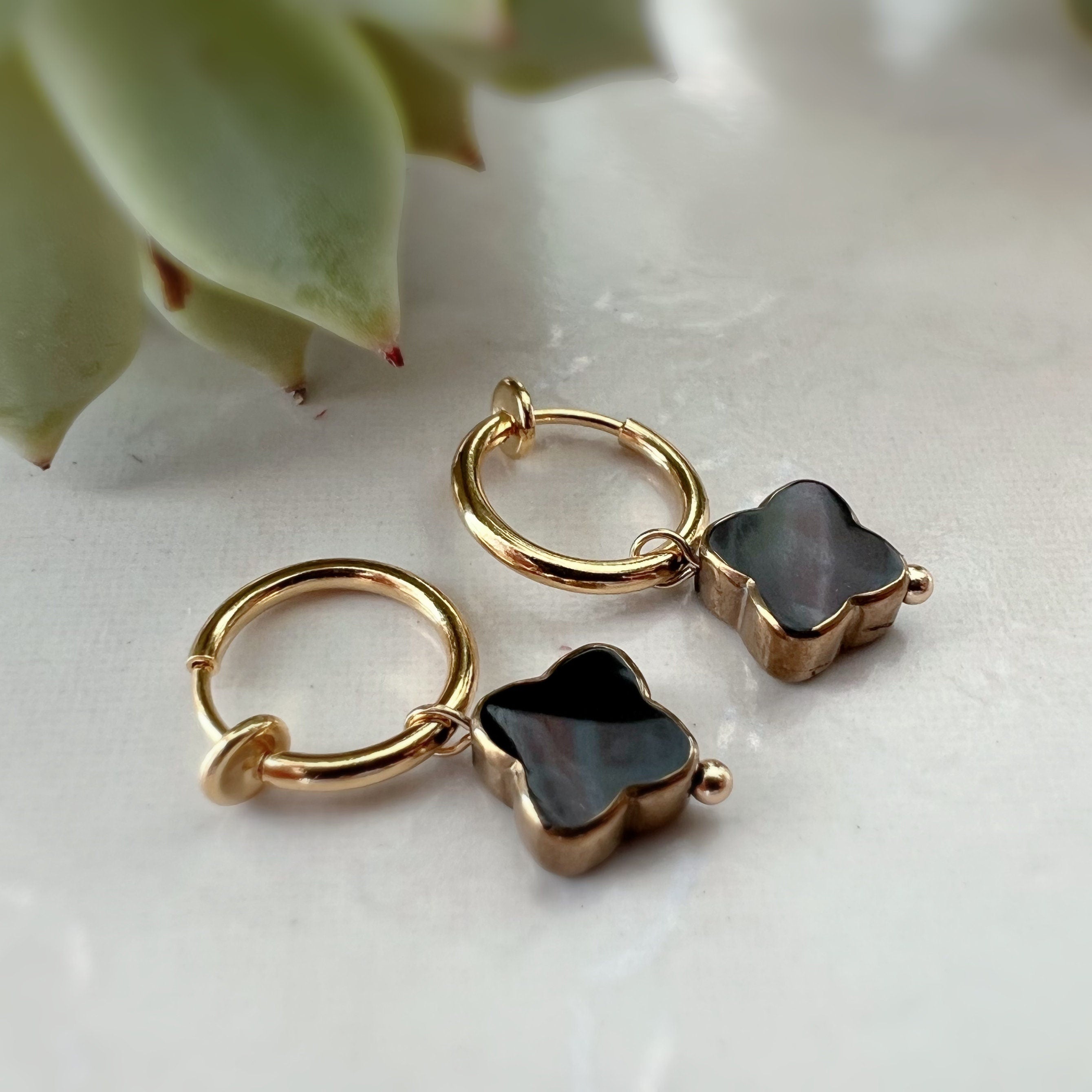 Clips d'oreille 2-EN-1 CLIPS anneaux Créoles doré avec Perle Noire trèfle à quatre feuilles en verre Bijoux quotidien Anneaux 1.3cm