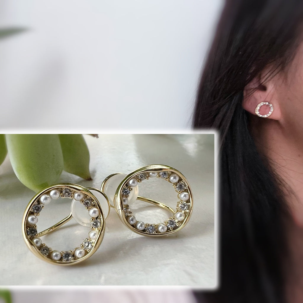 SANS DOULEUR ! Boucles d'oreilles CLIPS U Cercle Mini Pierres Zircon Perle blanche Rond plaqué d'Or. Clips d'oreilles confortable.