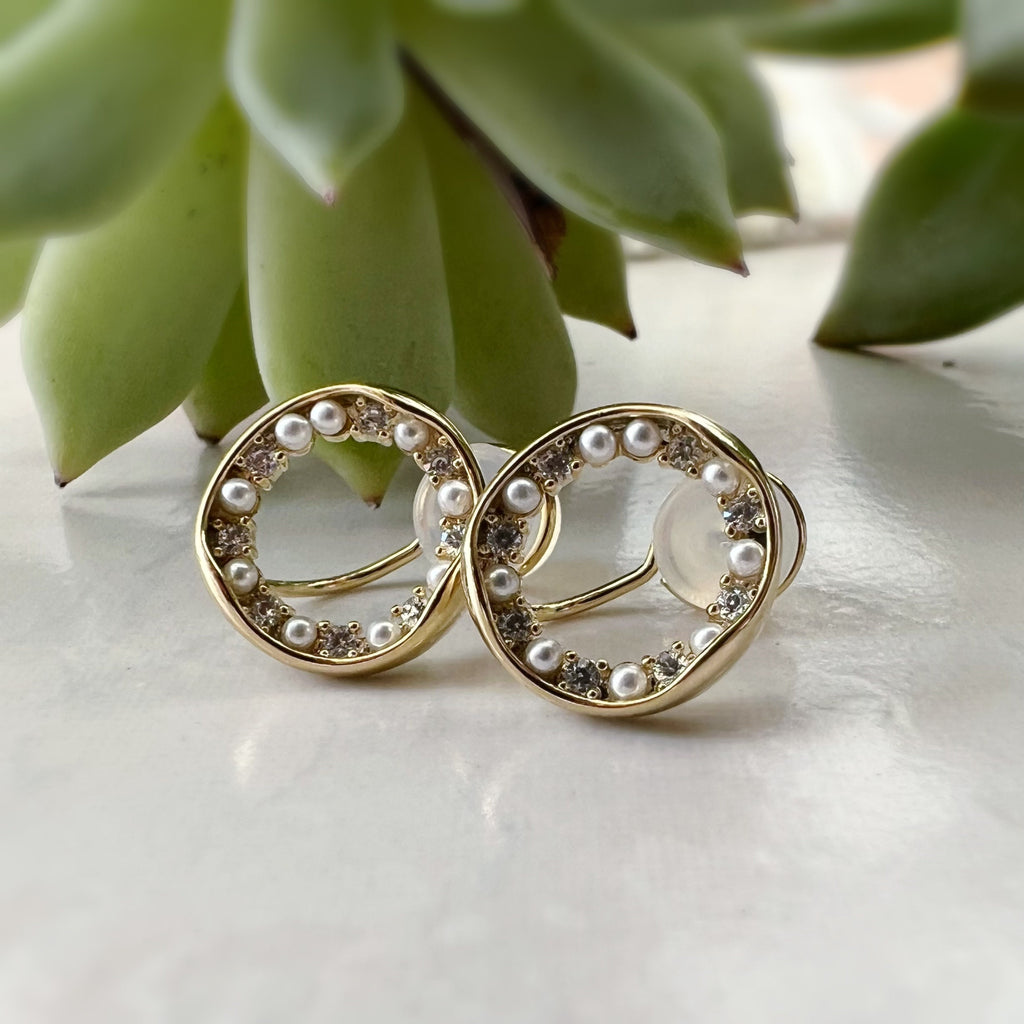 SANS DOULEUR ! Boucles d'oreilles CLIPS U Cercle Mini Pierres Zircon Perle blanche Rond plaqué d'Or. Clips d'oreilles confortable.