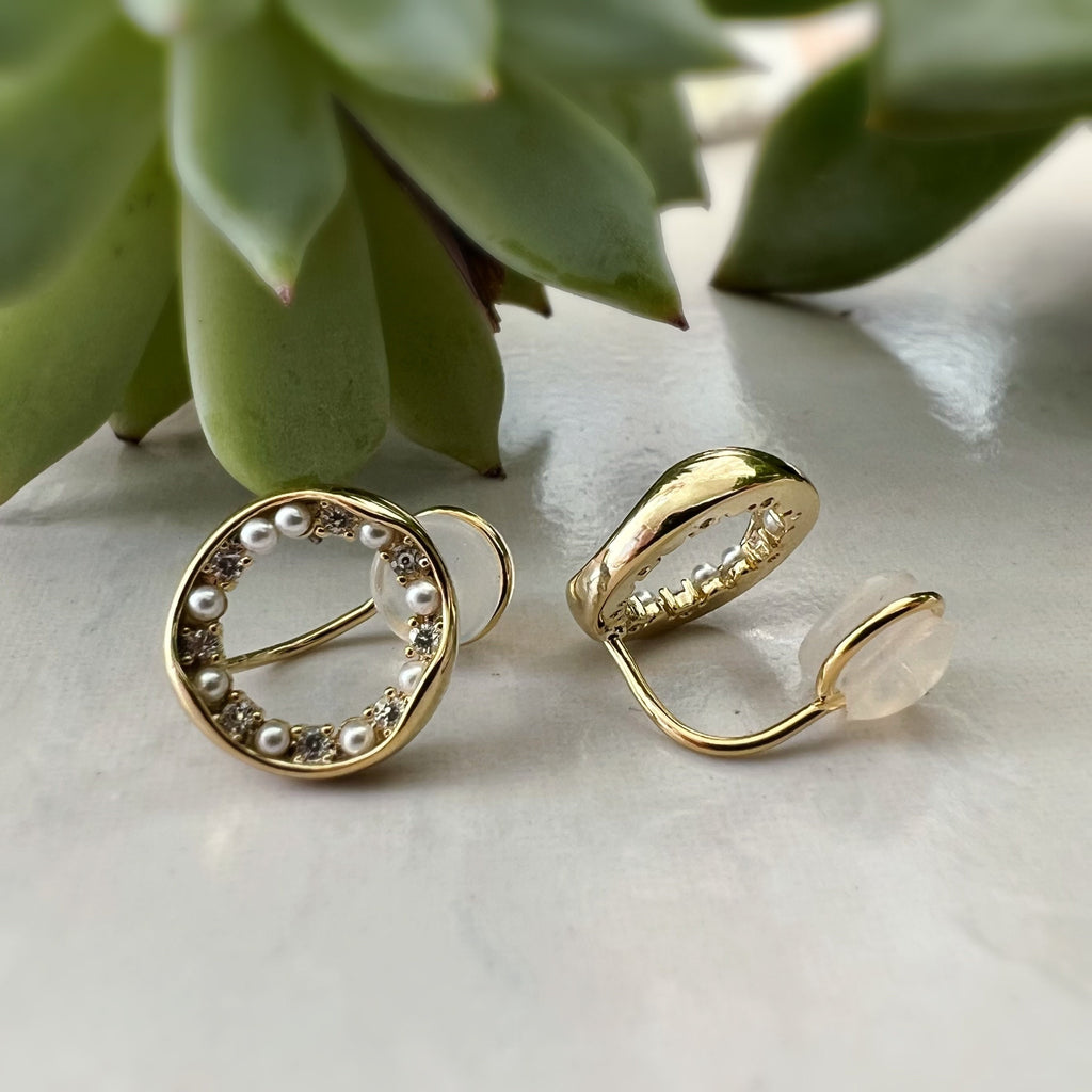 SANS DOULEUR ! Boucles d'oreilles CLIPS U Cercle Mini Pierres Zircon Perle blanche Rond plaqué d'Or. Clips d'oreilles confortable.