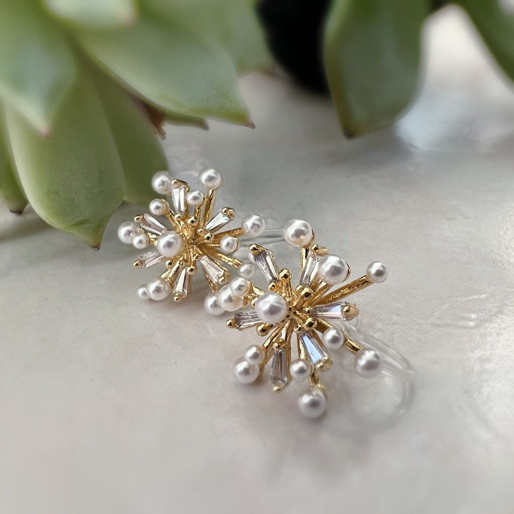 Clips d'oreilles Grandes fleurs dorée avec zircon transparent, mini perles blanches. CLIPS Invisible délicat quotidien confortable