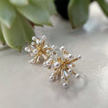 Clips d'oreilles Grandes fleurs dorée avec zircon transparent, mini perles blanches. CLIPS Invisible délicat quotidien confortable