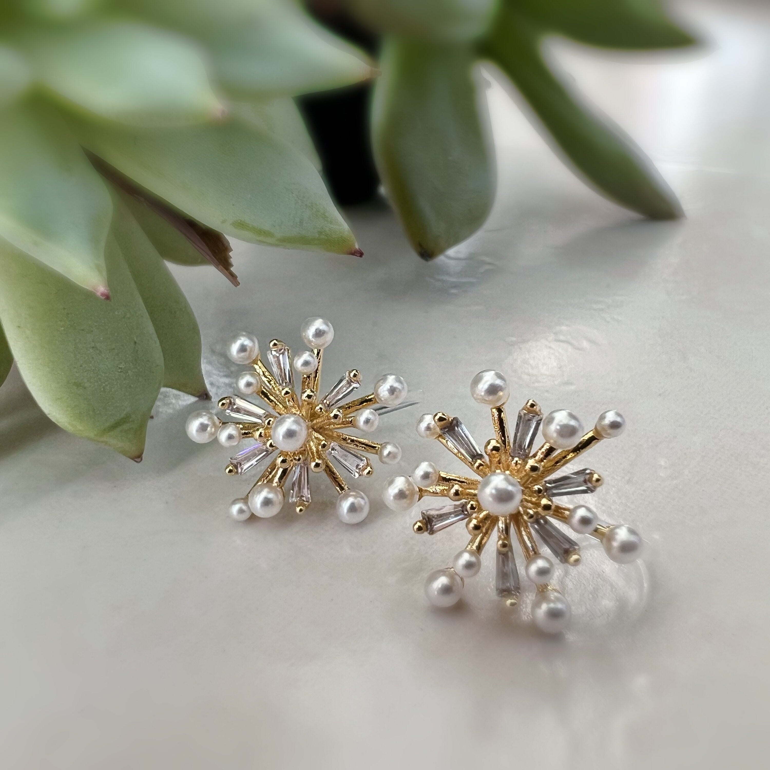 Clips d'oreilles Grandes fleurs dorée avec zircon transparent, mini perles blanches. CLIPS Invisible délicat quotidien confortable