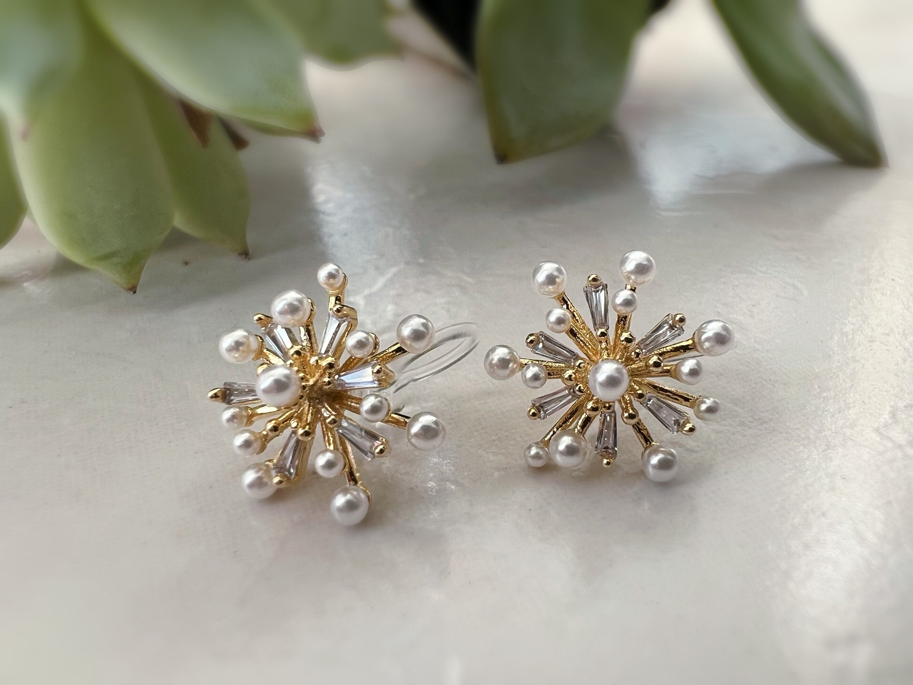 Clips d'oreilles Grandes fleurs dorée avec zircon transparent, mini perles blanches. CLIPS Invisible délicat quotidien confortable