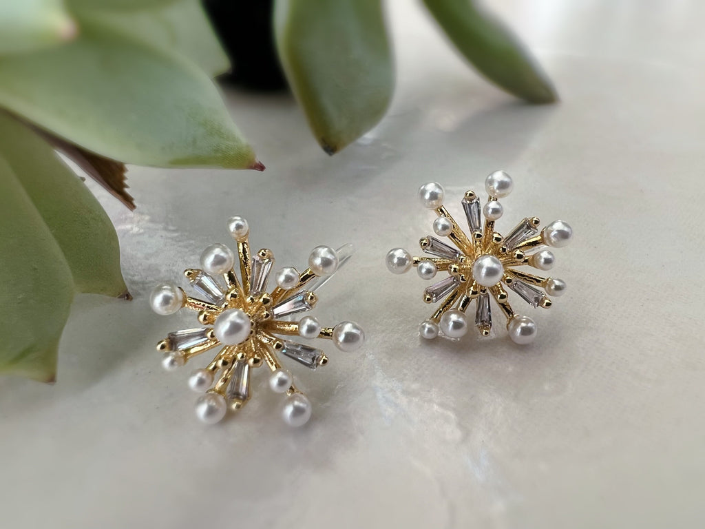 Clips d'oreilles Grandes fleurs dorée avec zircon transparent, mini perles blanches. CLIPS Invisible délicat quotidien confortable