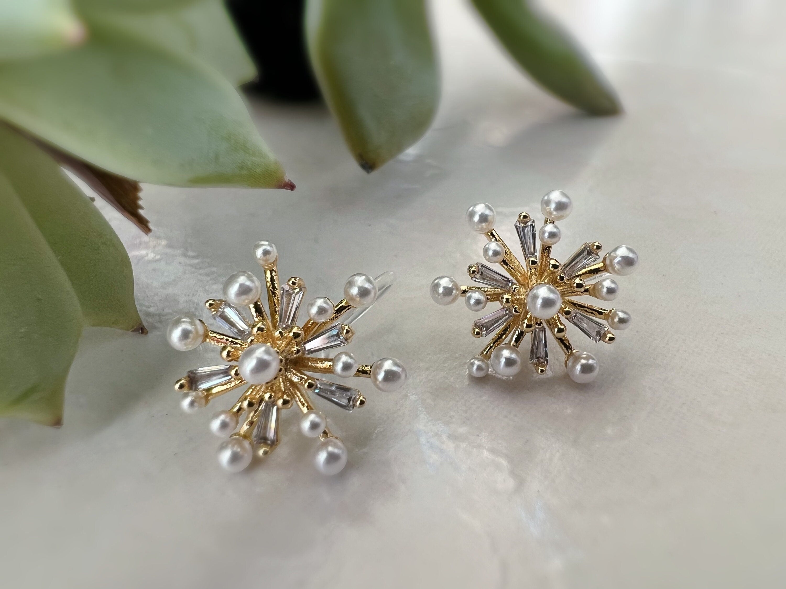 Clips d'oreilles Grandes fleurs dorée avec zircon transparent, mini perles blanches. CLIPS Invisible délicat quotidien confortable