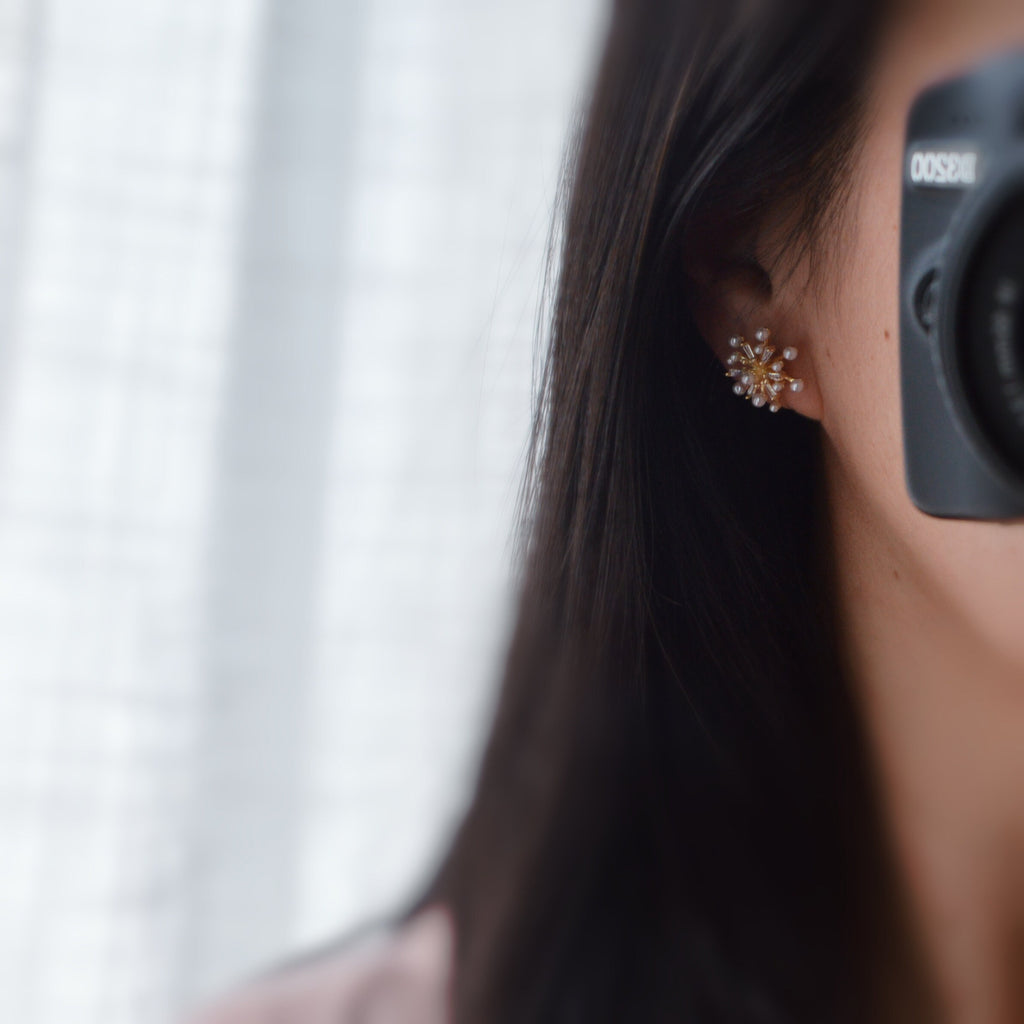 Clips d'oreilles Grandes fleurs dorée avec zircon transparent, mini perles blanches. CLIPS Invisible délicat quotidien confortable