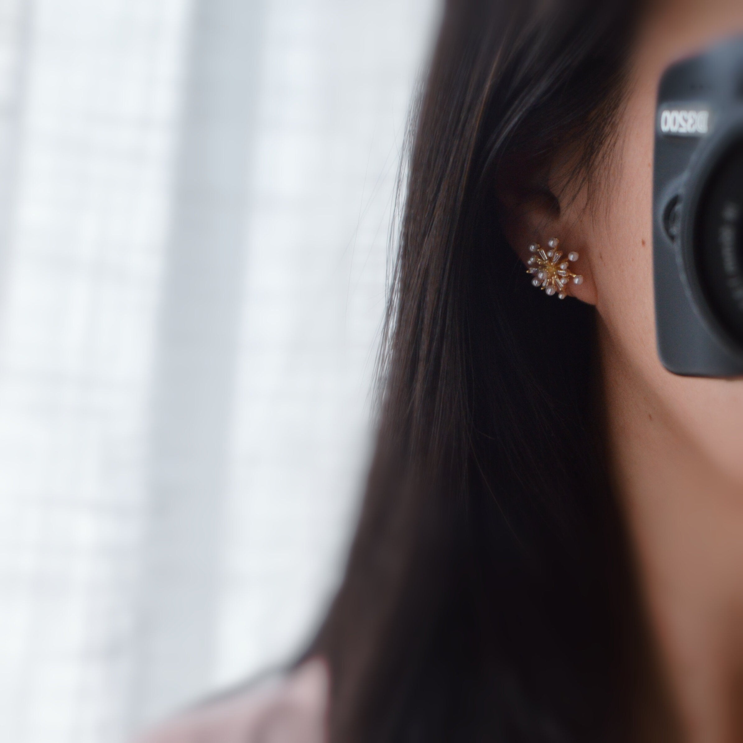 Clips d'oreilles Grandes fleurs dorée avec zircon transparent, mini perles blanches. CLIPS Invisible délicat quotidien confortable