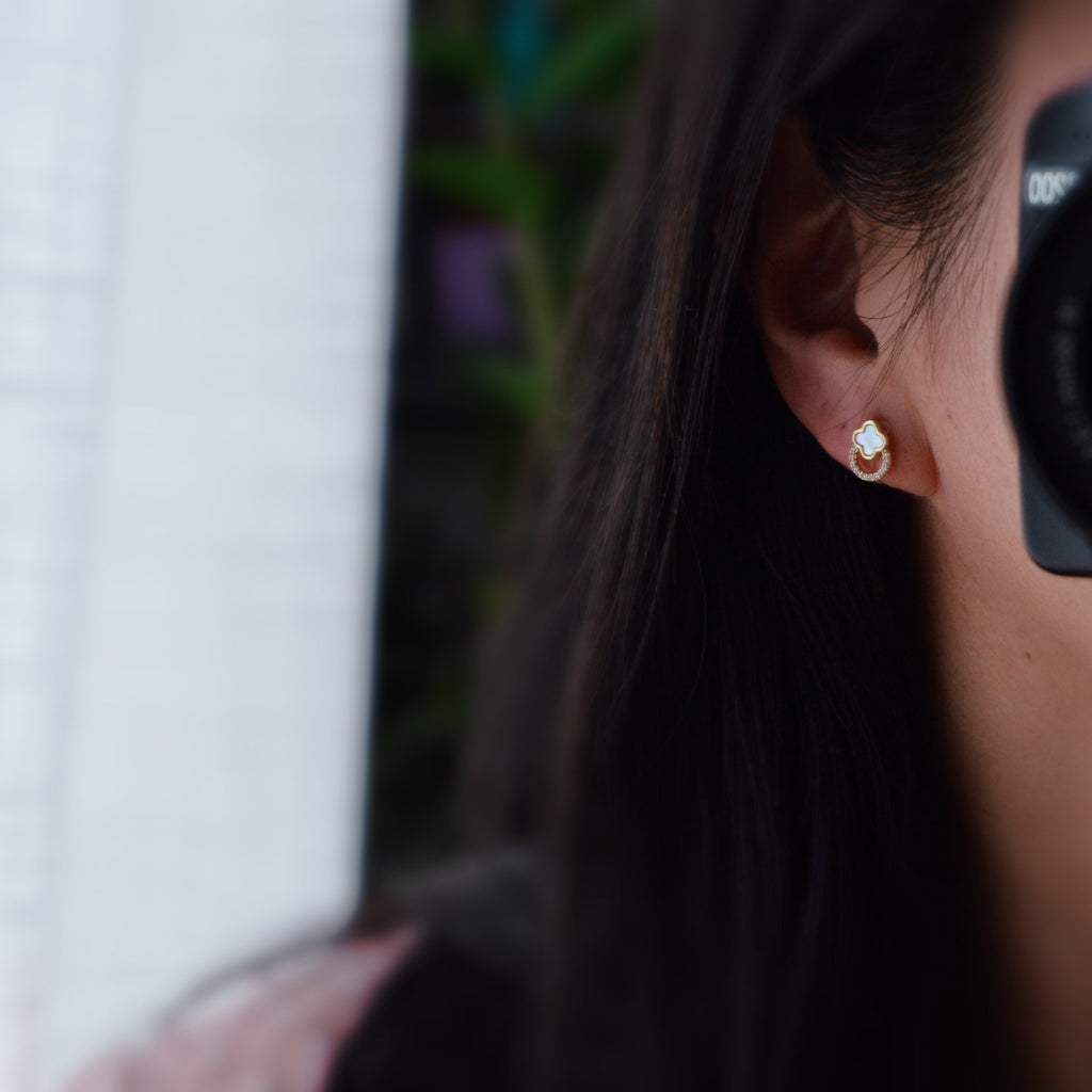 Mini invisible ear CLIPS Circle zircon small 4-leaf clover white mother-of-pearl gold lucky charm Delicate minimalist earrings