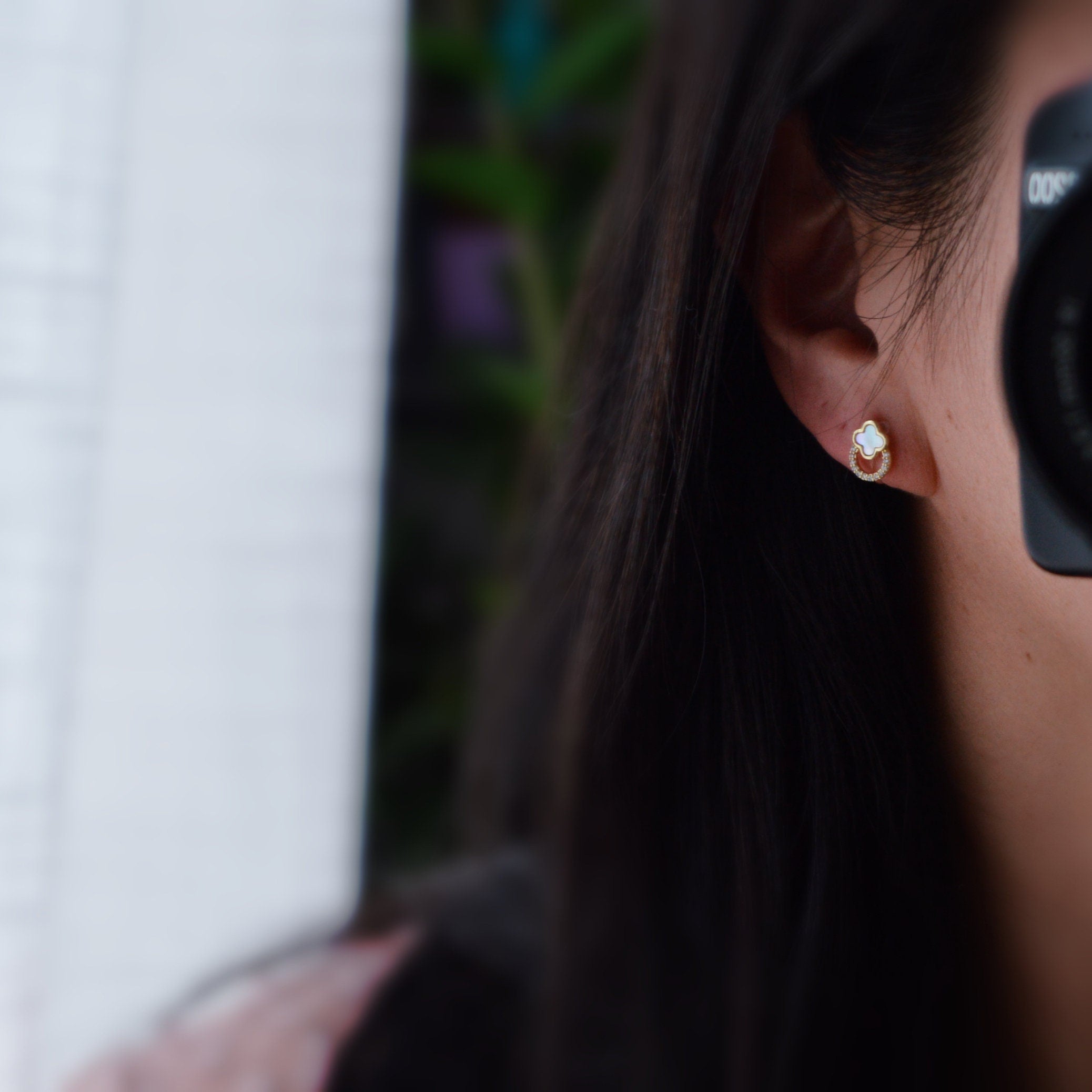 Mini invisible ear CLIPS Circle zircon small 4-leaf clover white mother-of-pearl gold lucky charm Delicate minimalist earrings